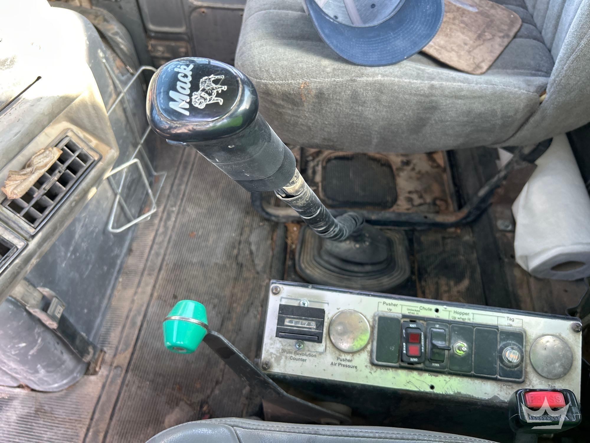 1994 Mack DM690S