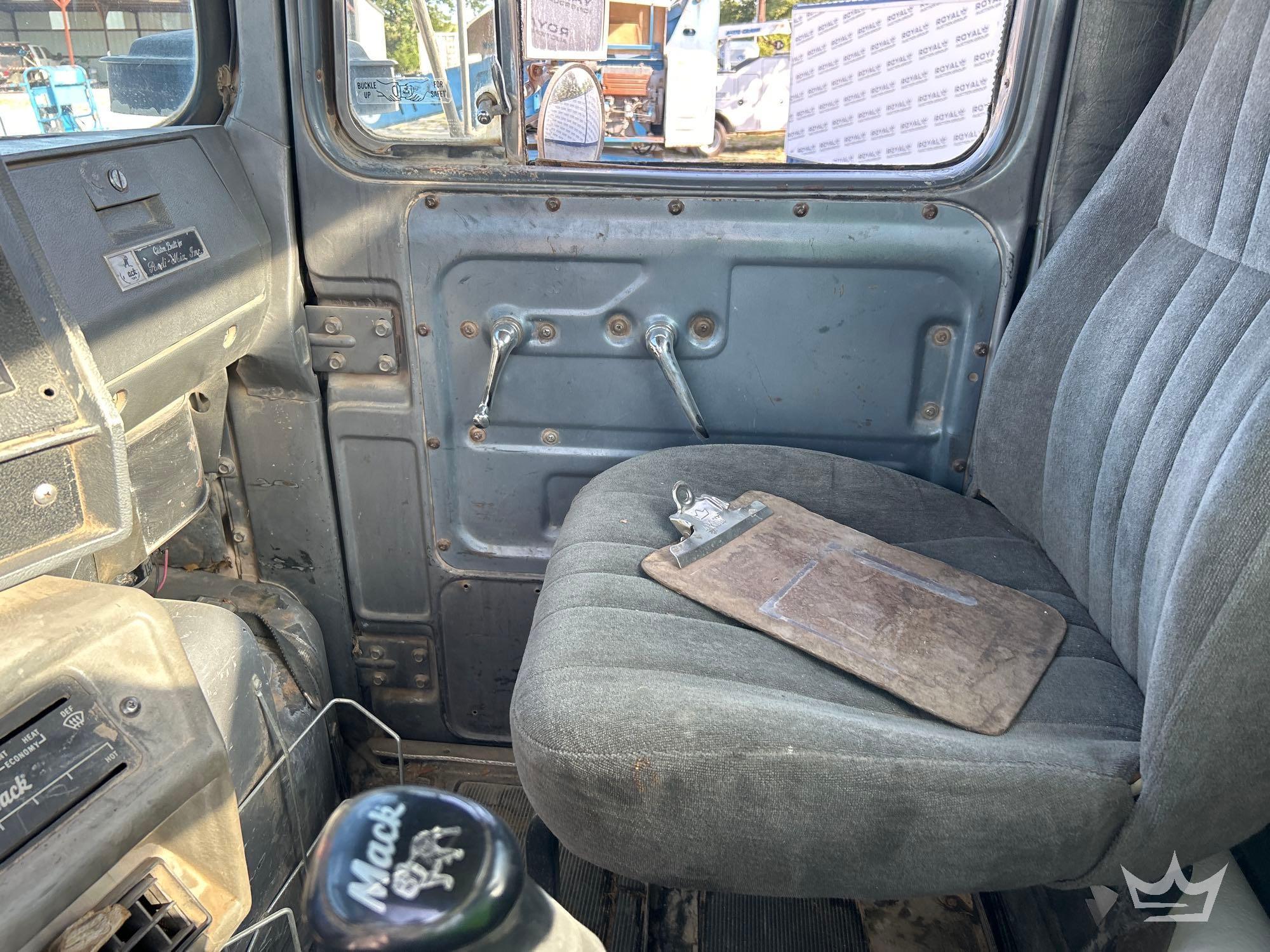 1994 Mack DM690S