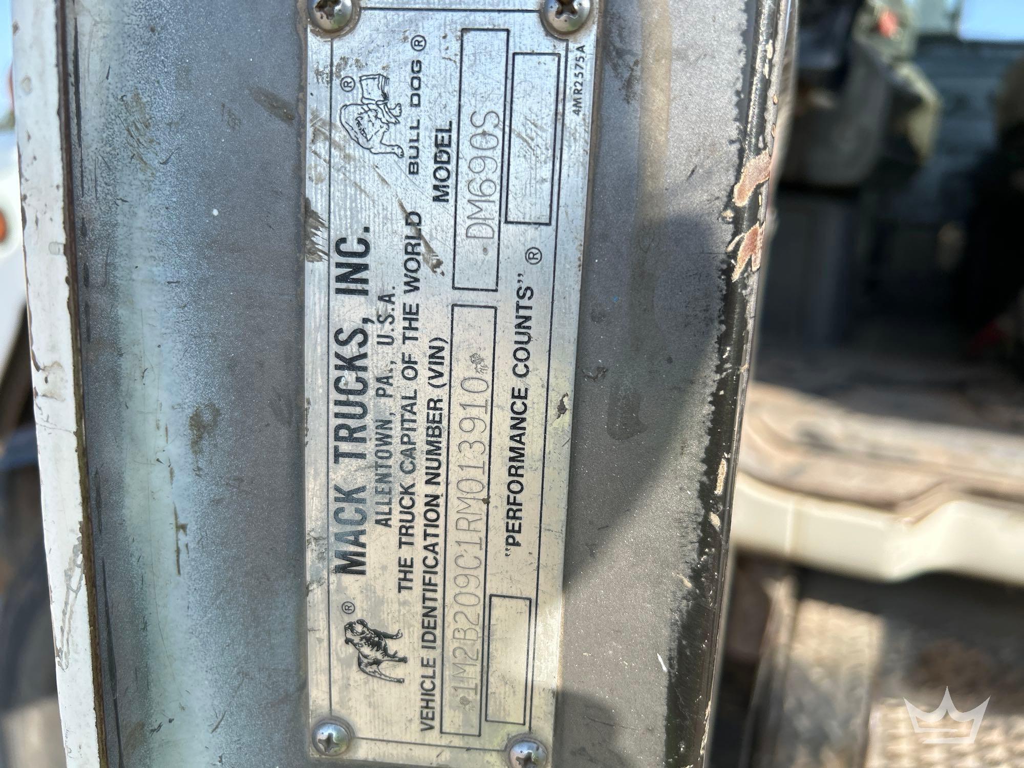 1994 Mack DM690S