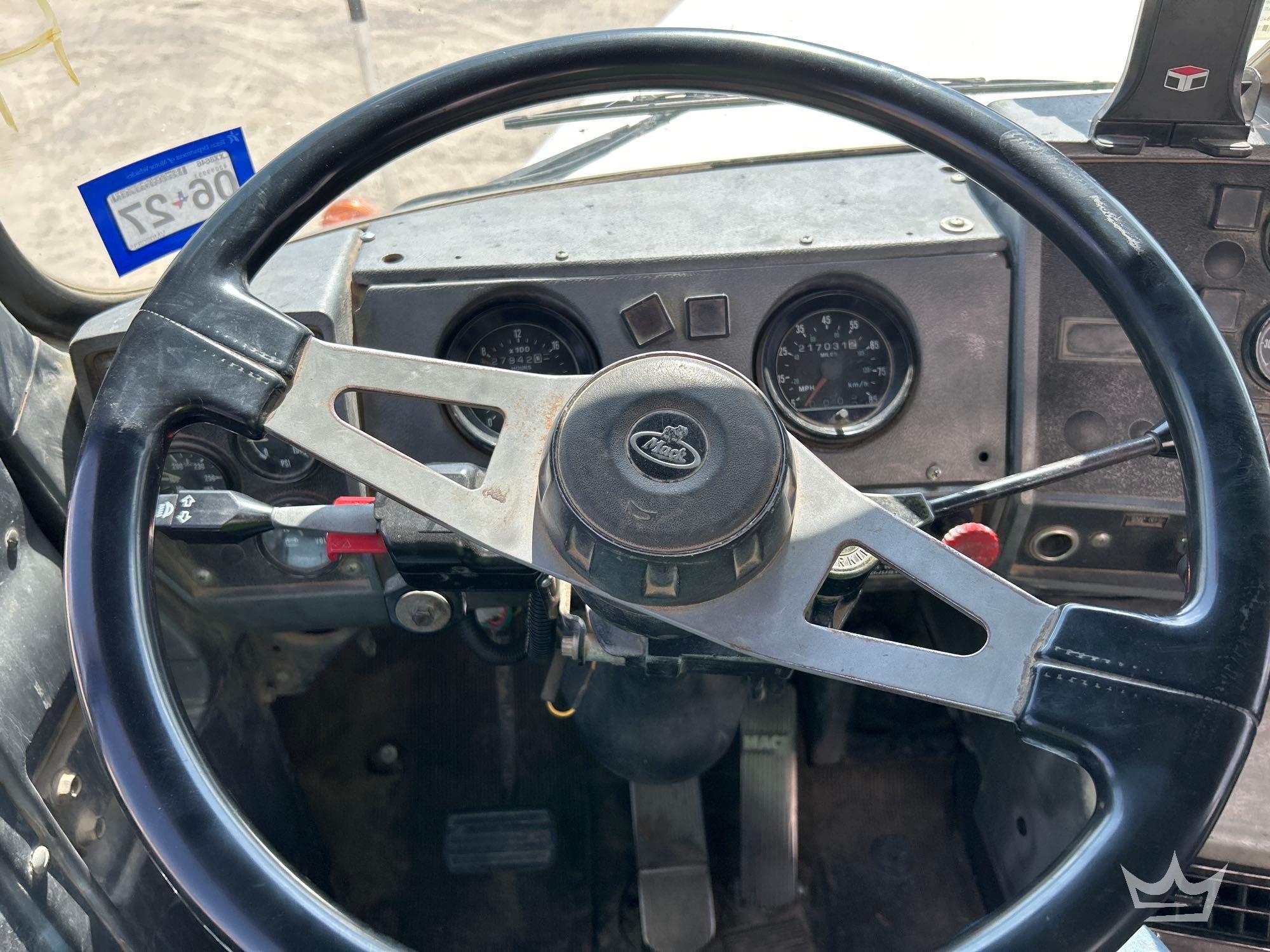 1997 Mack DM690S