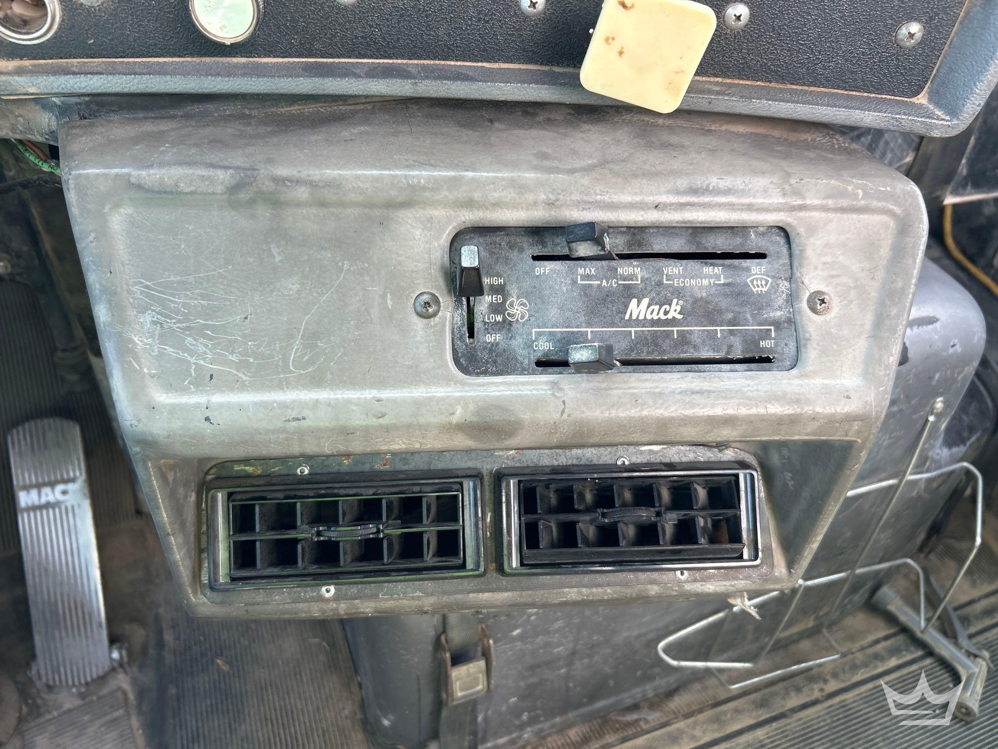 1997 Mack DM690S