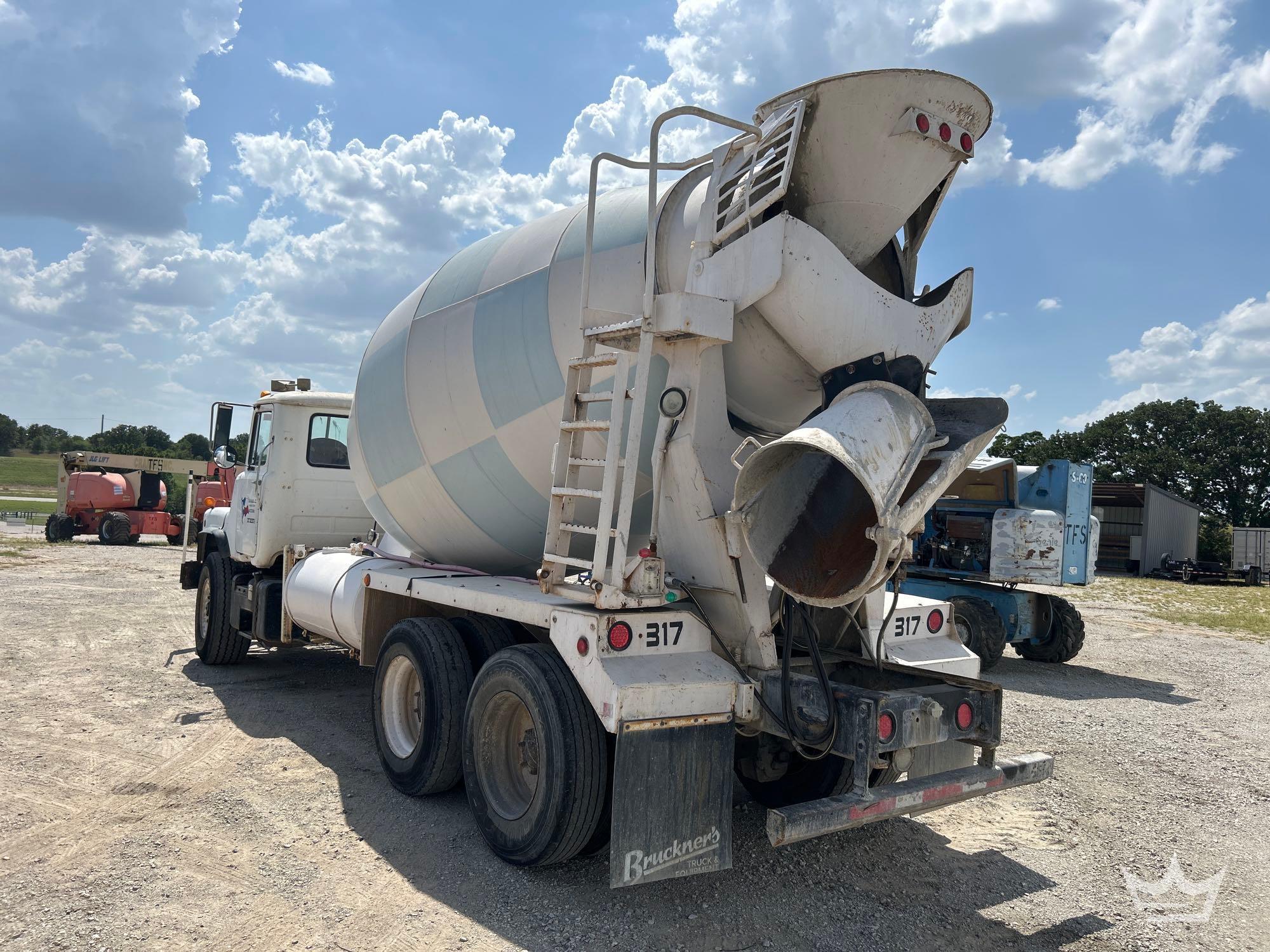 1997 Mack DM690S