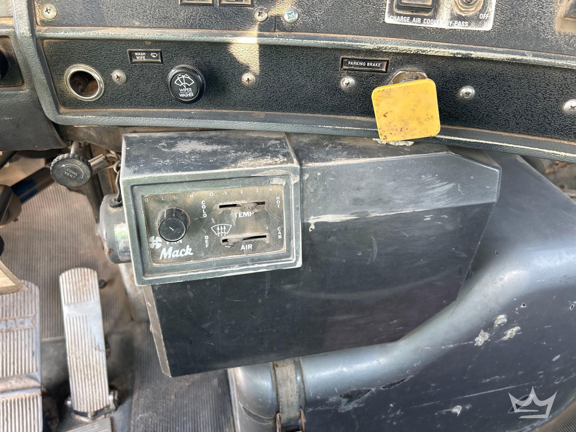 1994 Mack DM690S