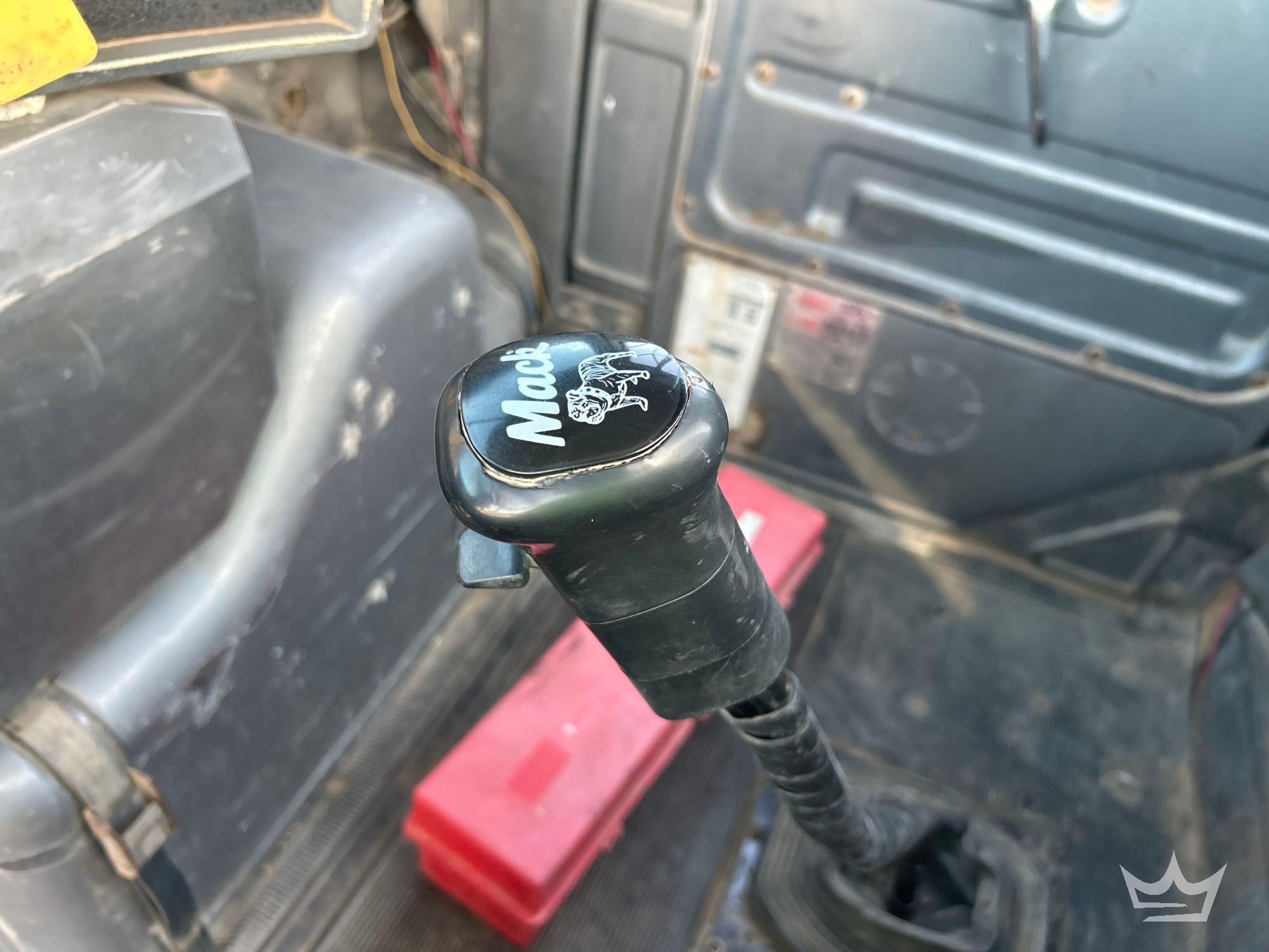 1994 Mack DM690S