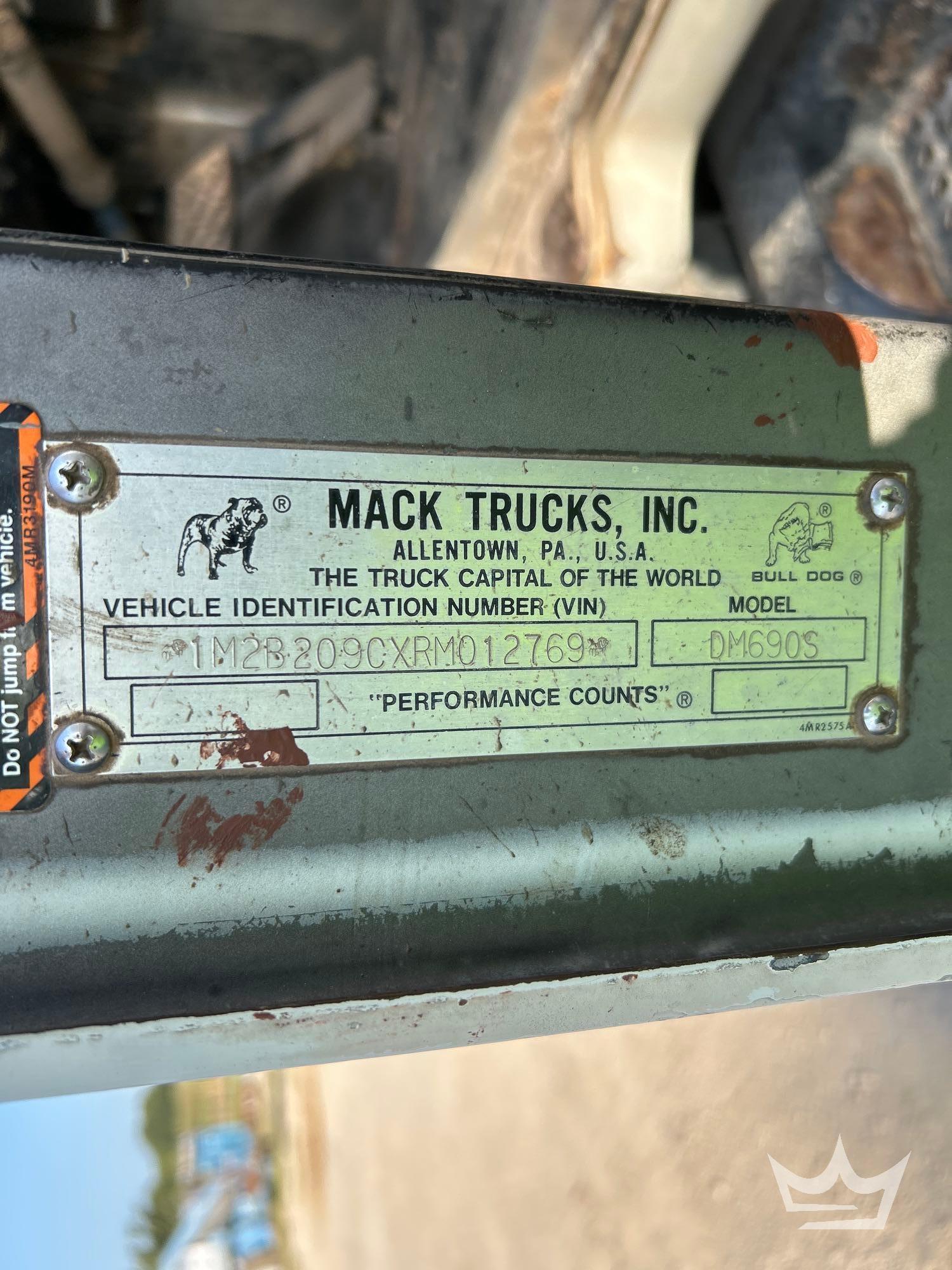1994 Mack DM690S