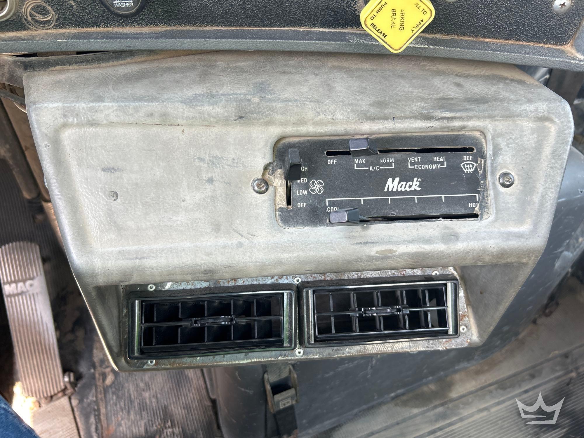 1994 Mack DM690S