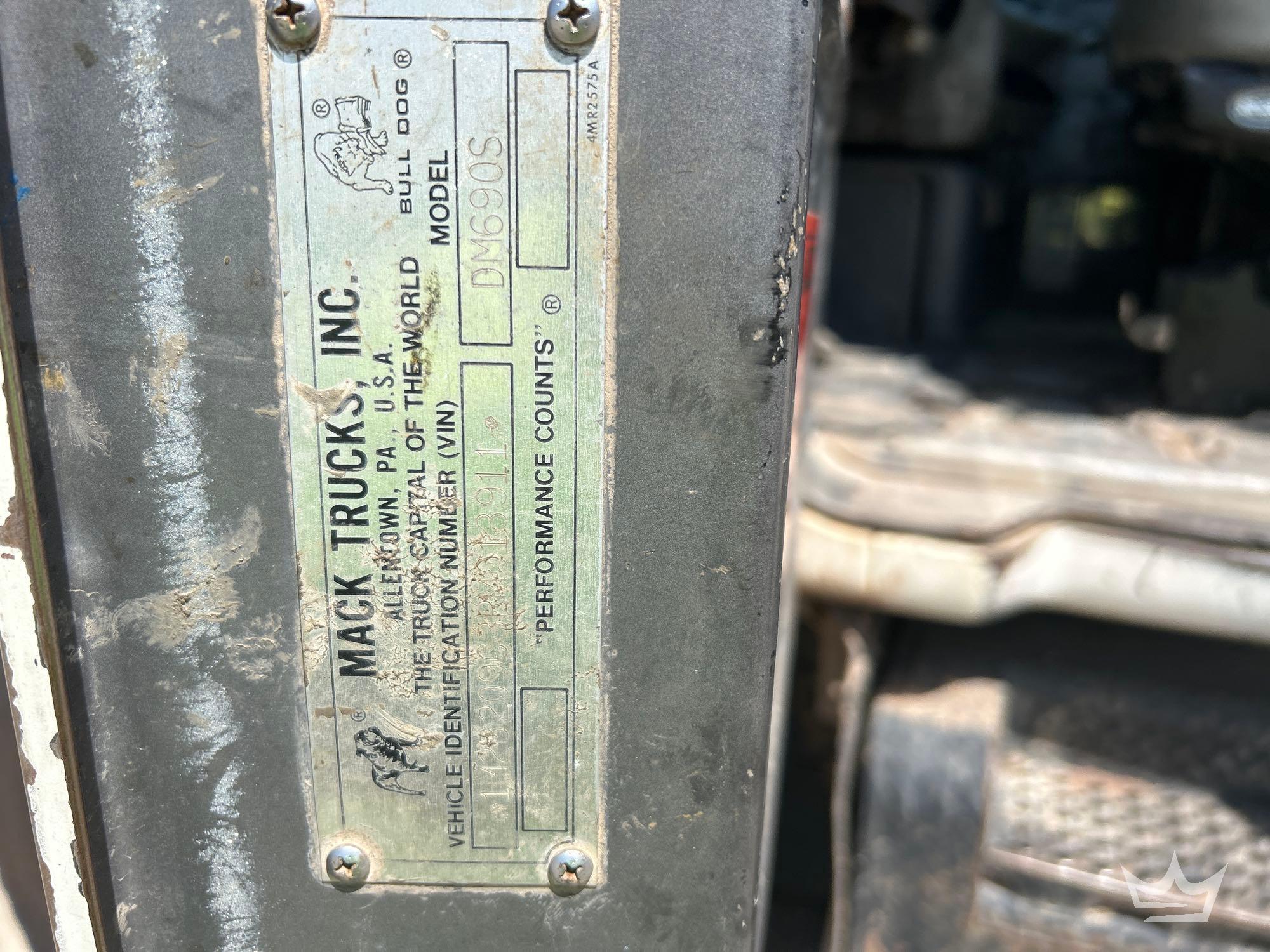 1994 Mack DM690S