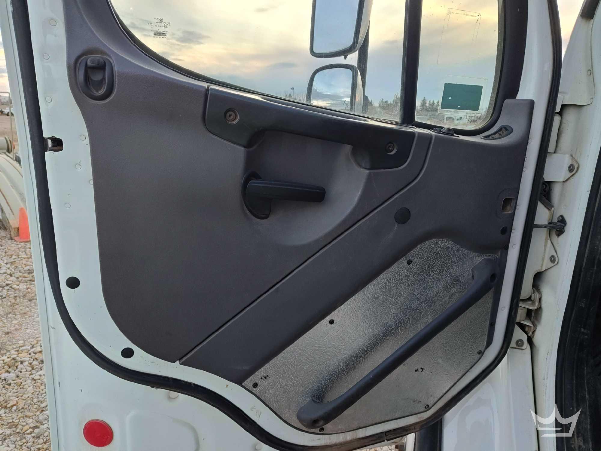2014 Freightliner M2 106