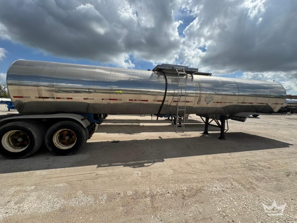 1977 Butler 6,700 Gallon T/A Chemical Tanker Trailer