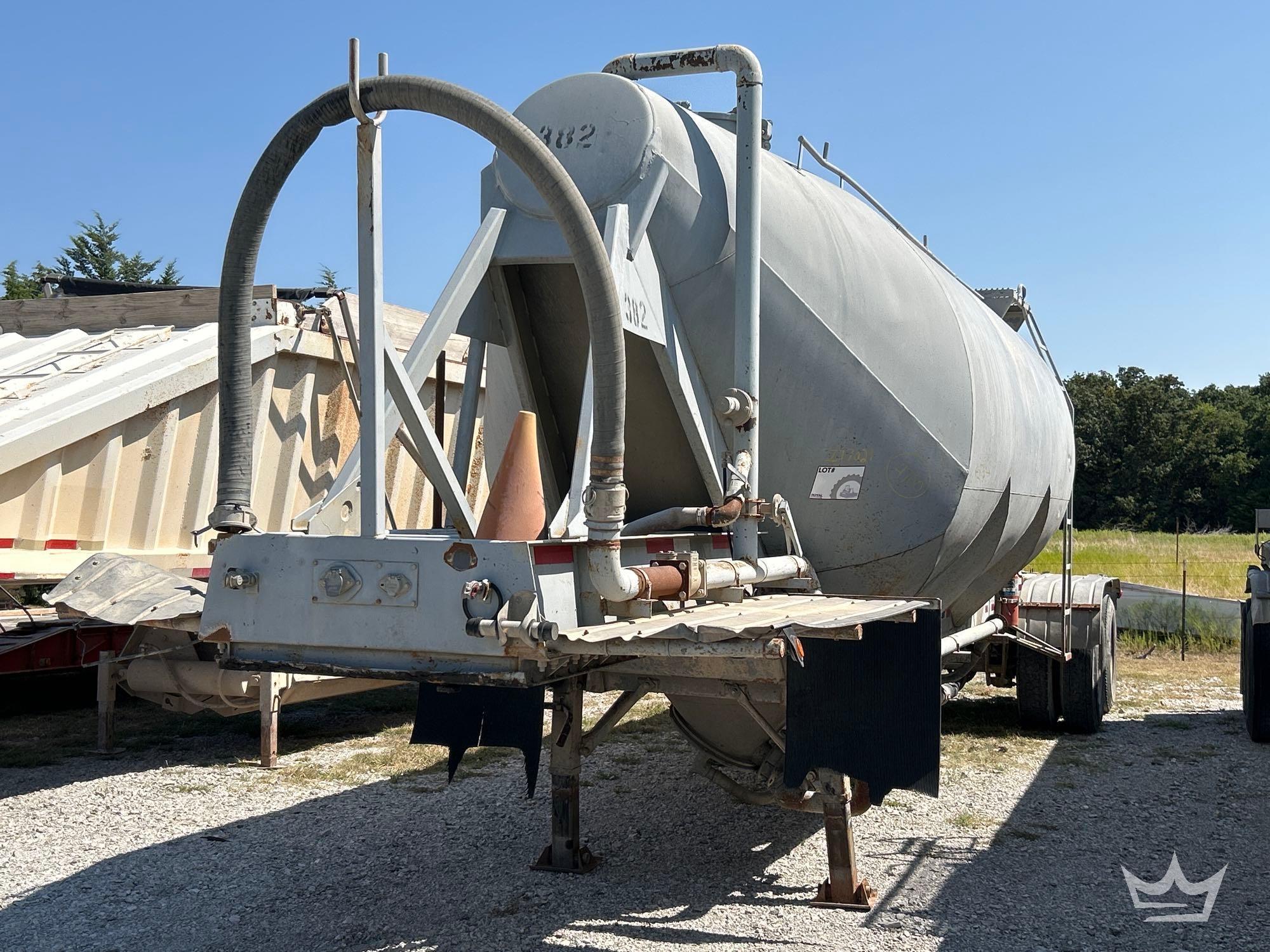 1971 Fruehauf 35ft. T/A Pneumatic Tanker Tailer