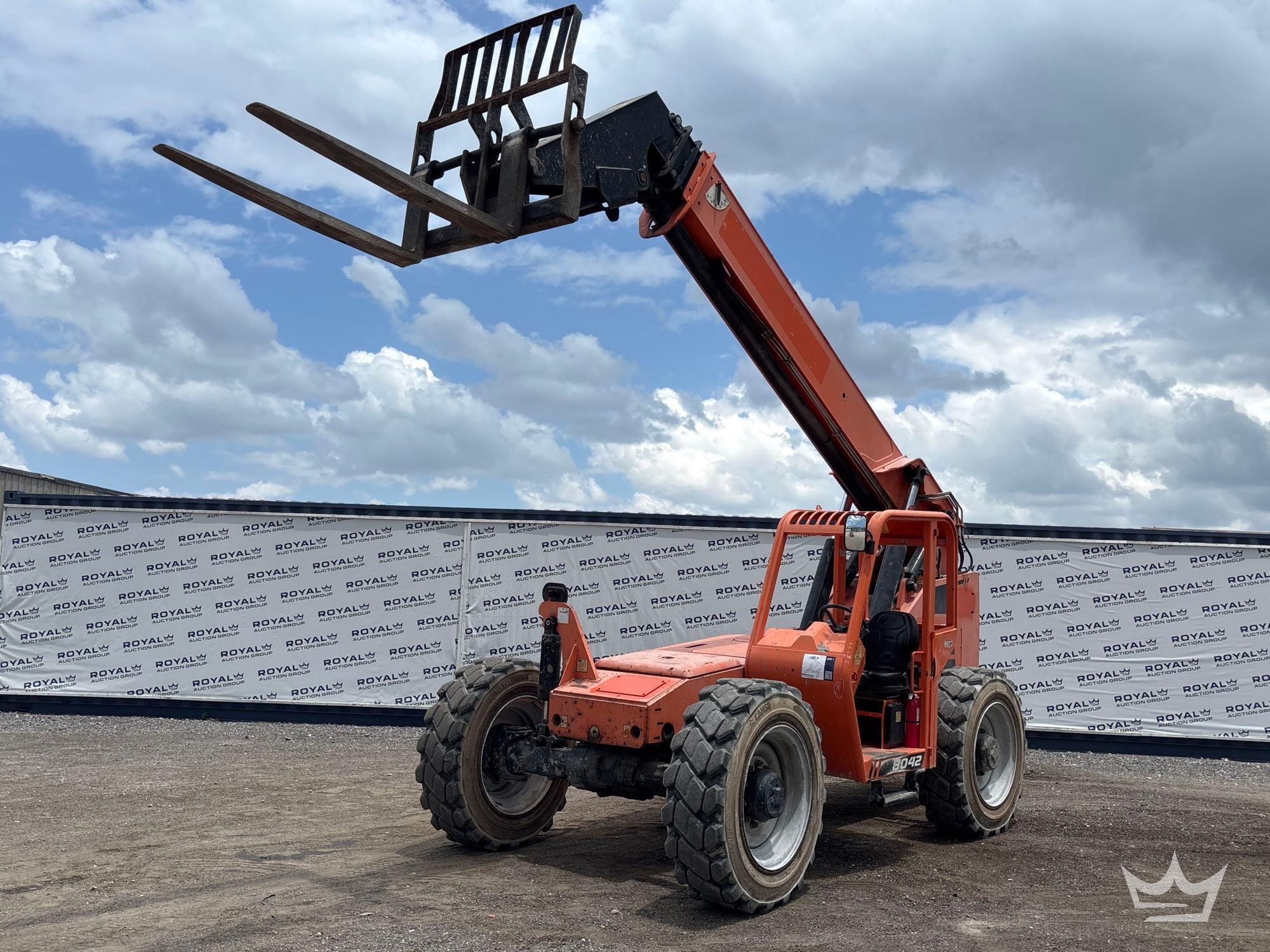 2019 JLG 8042