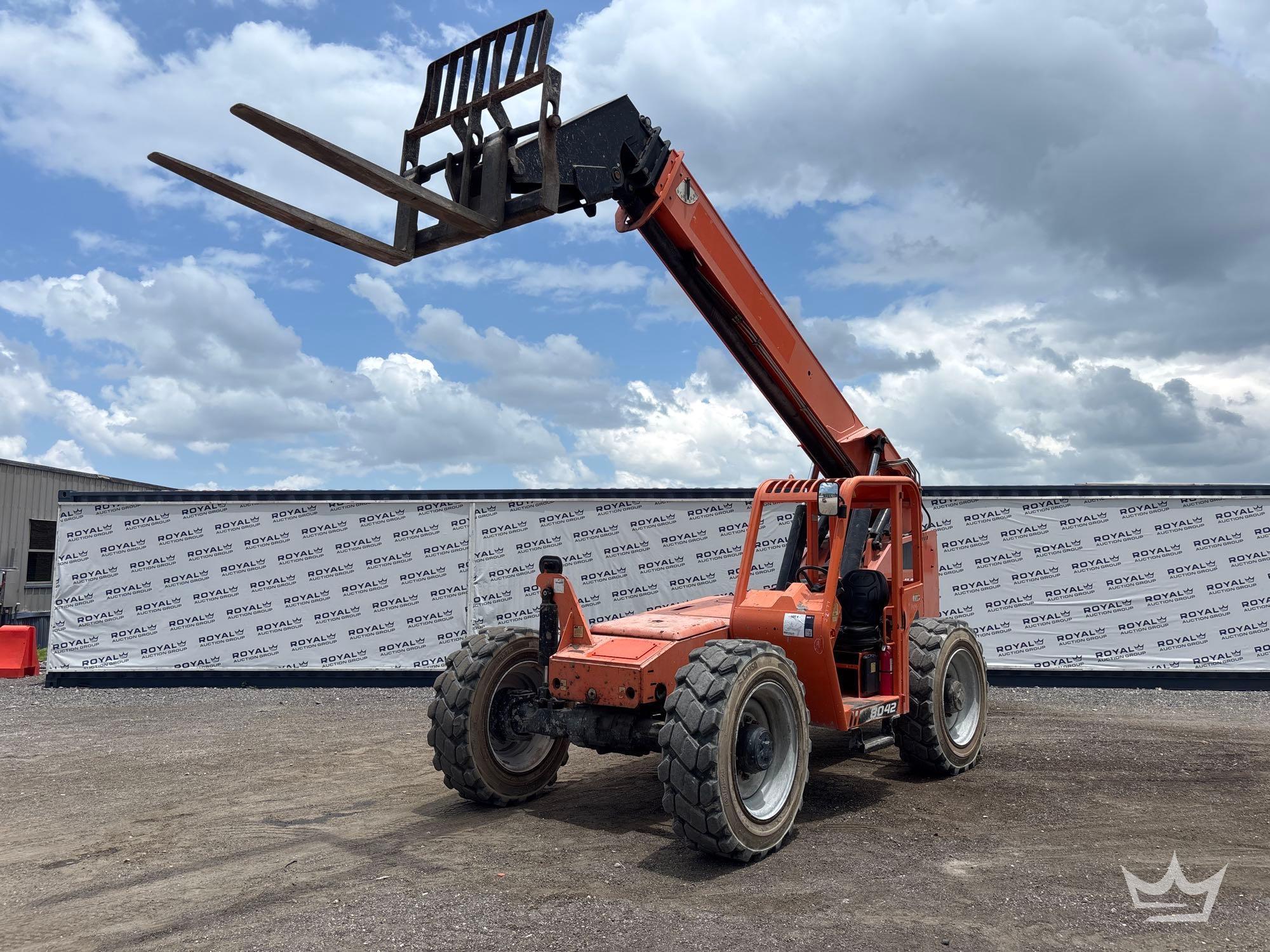 2019 JLG 8042