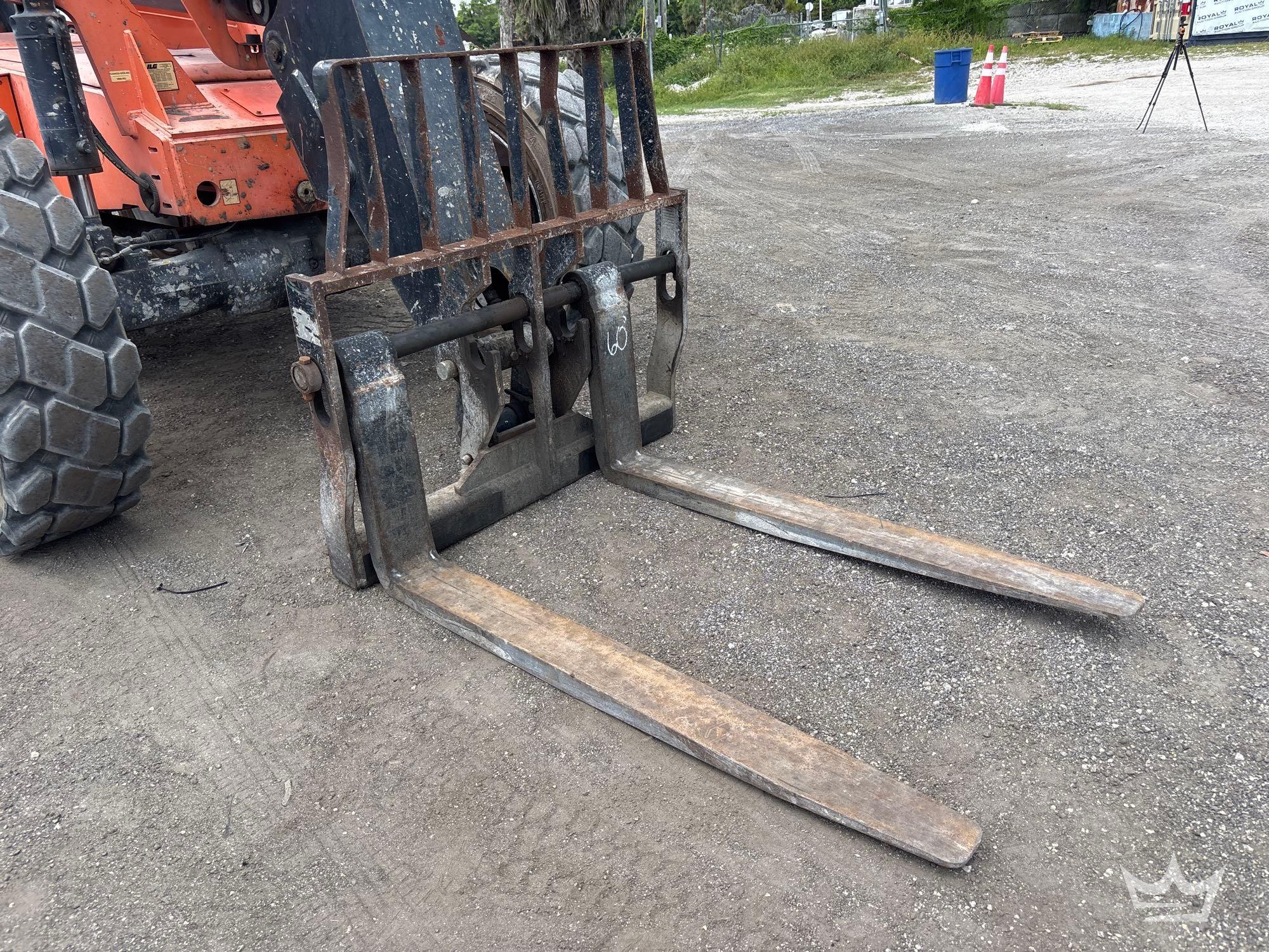 2019 JLG 8042