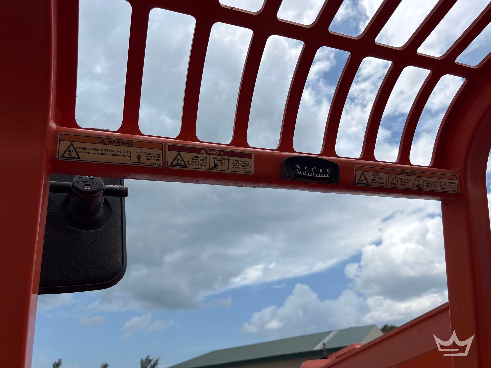 2019 JLG 8042