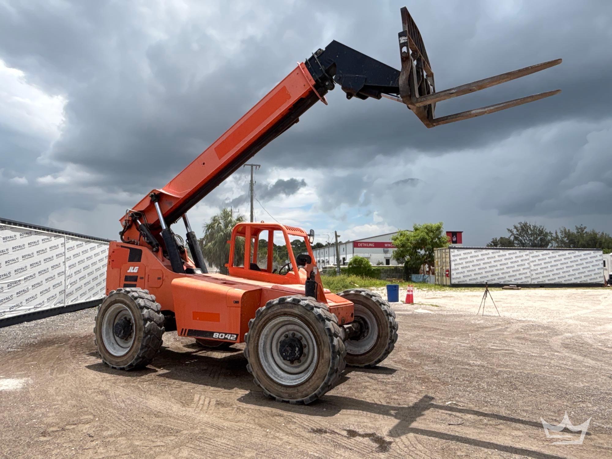 2019 JLG 8042