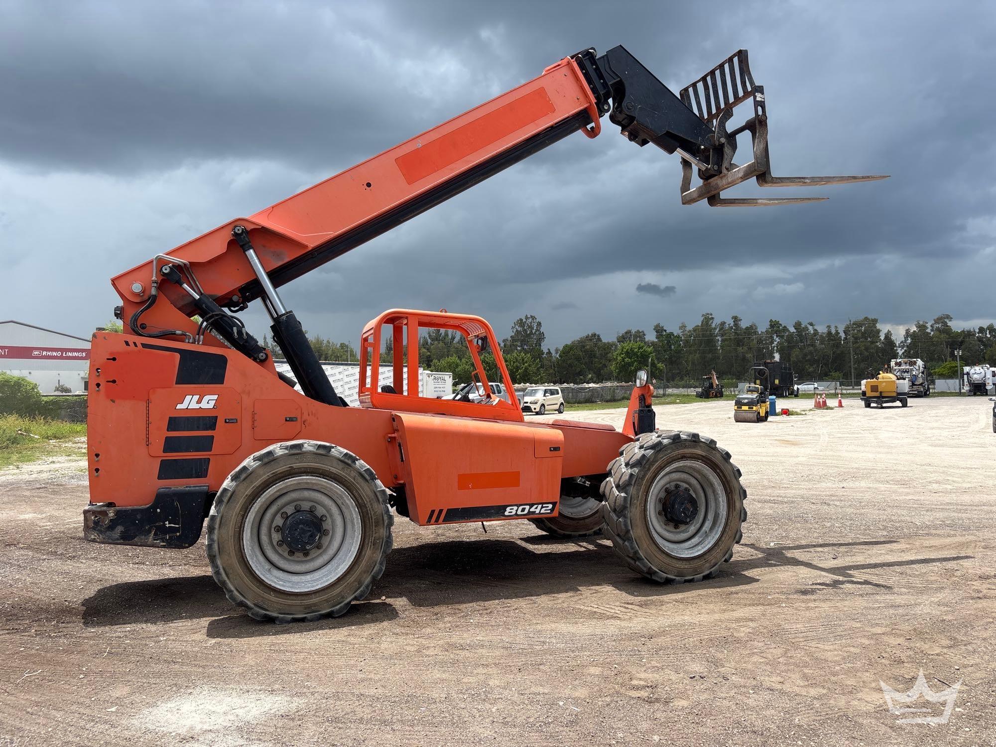 2019 JLG 8042