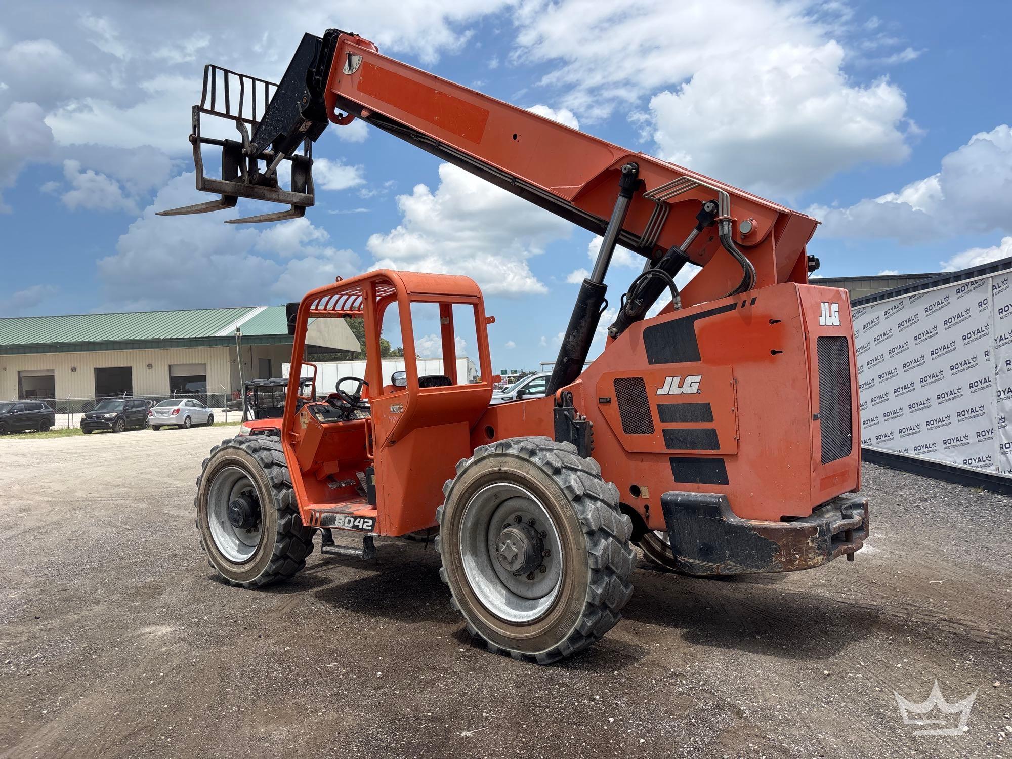 2019 JLG 8042