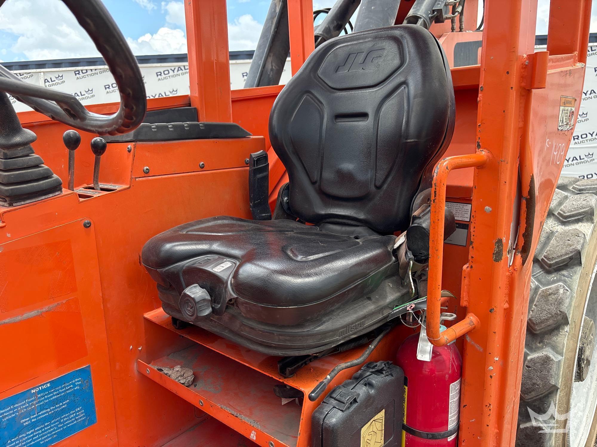 2019 JLG 8042