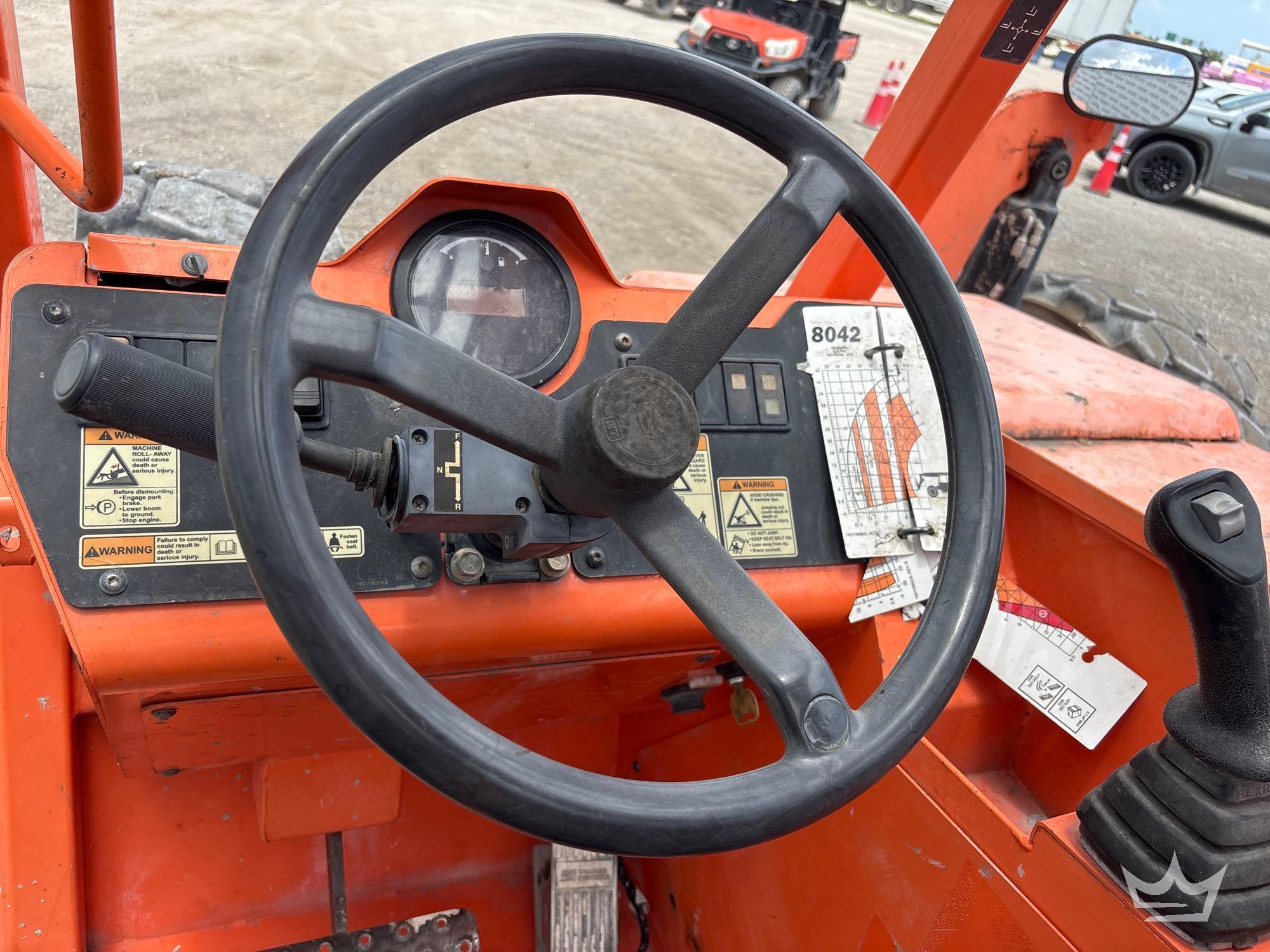 2019 JLG 8042