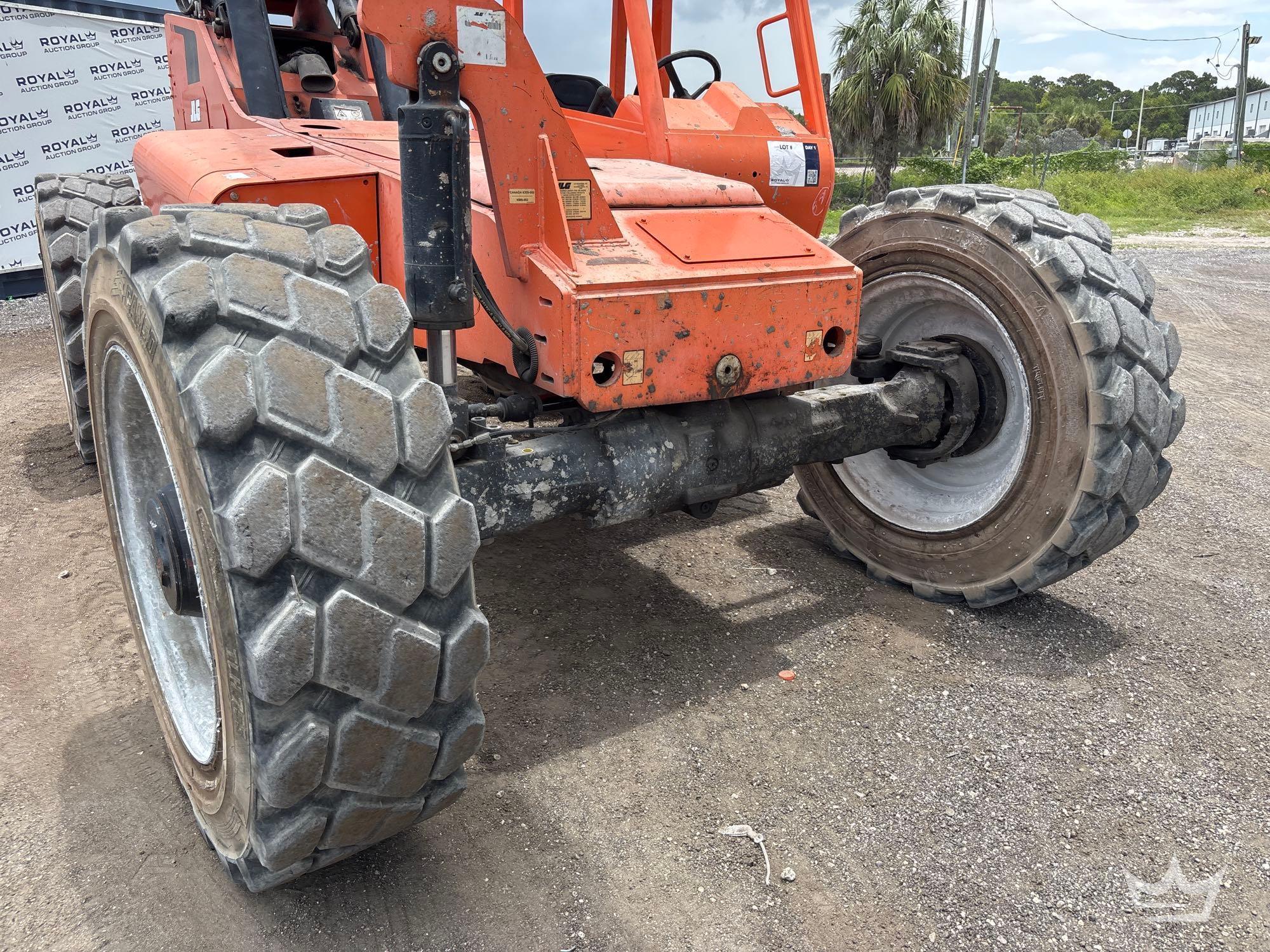 2019 JLG 8042