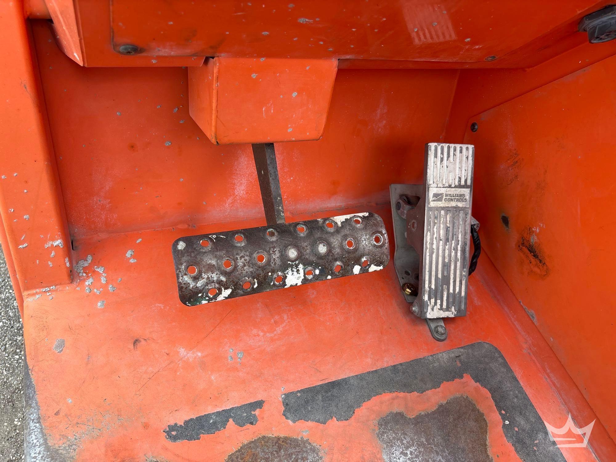2019 JLG 8042