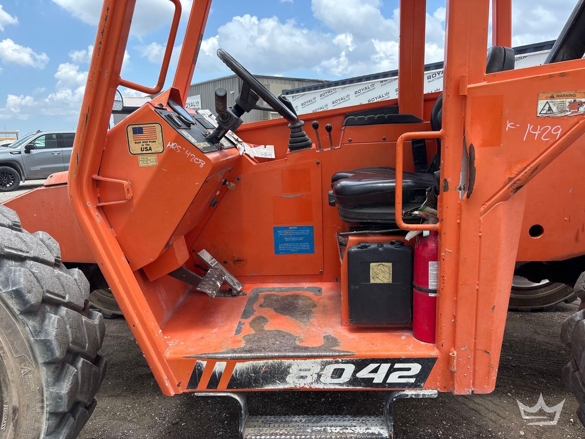 2019 JLG 8042