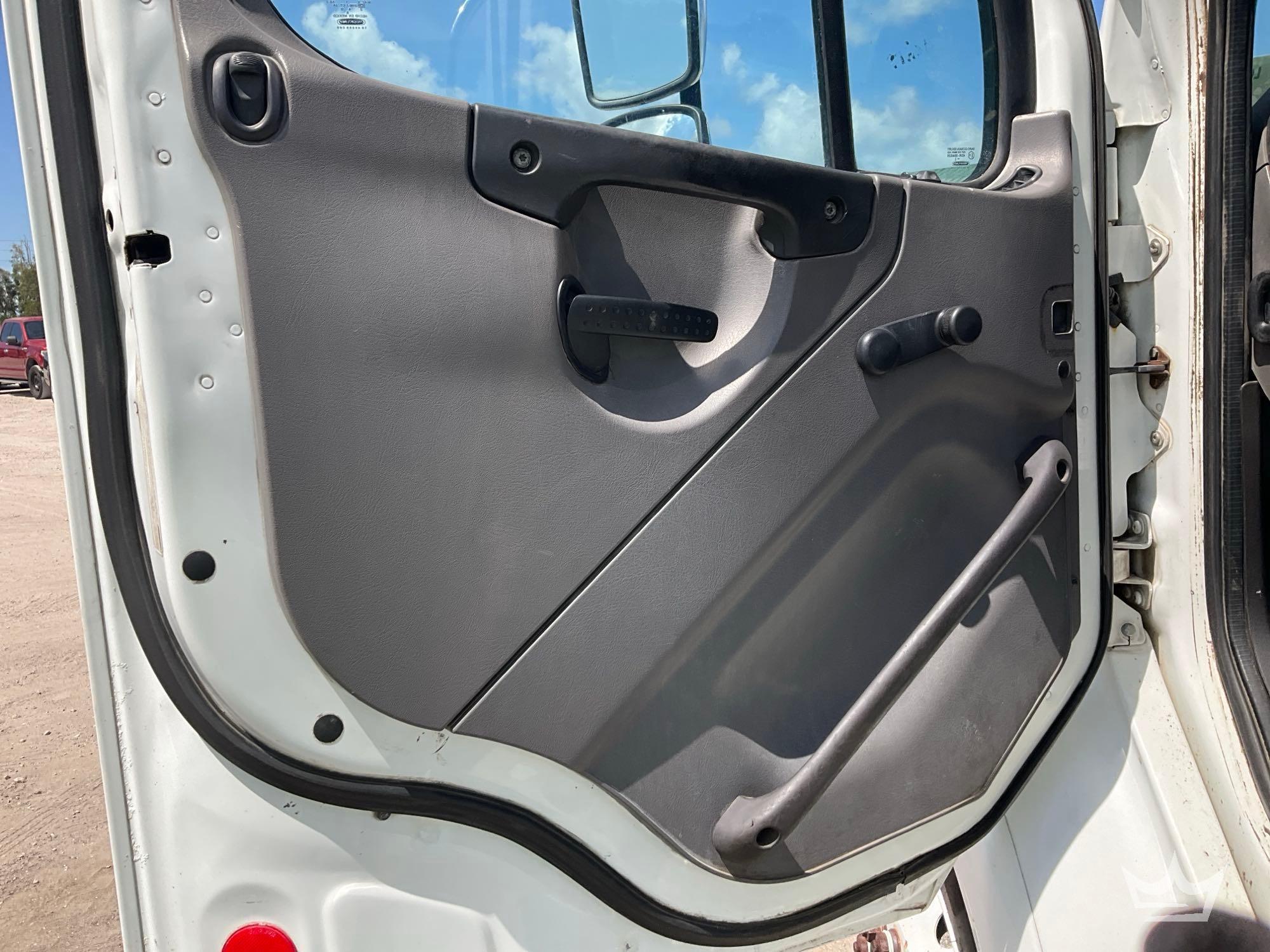 2013 Freightliner M2112