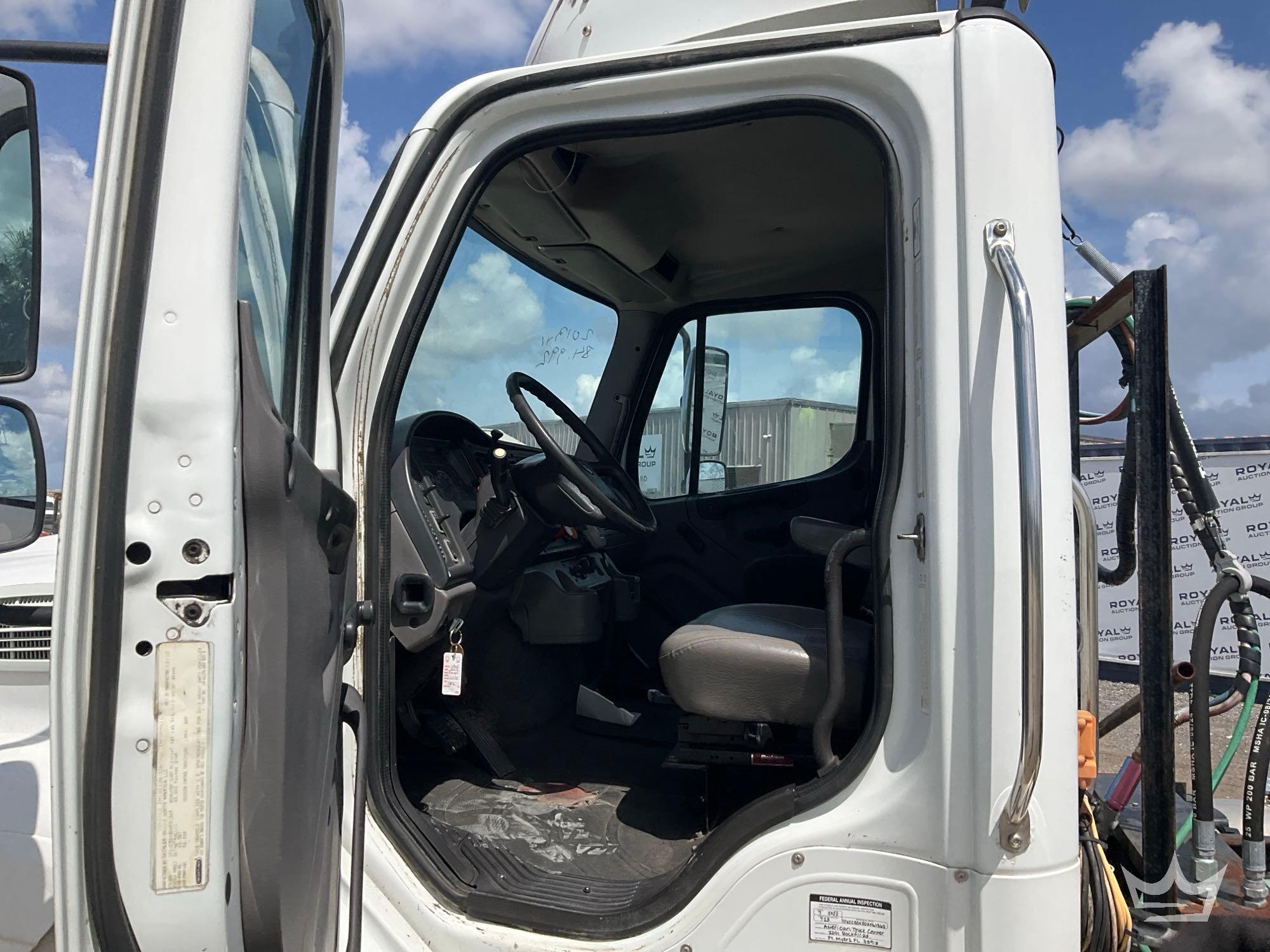 2013 Freightliner M2112