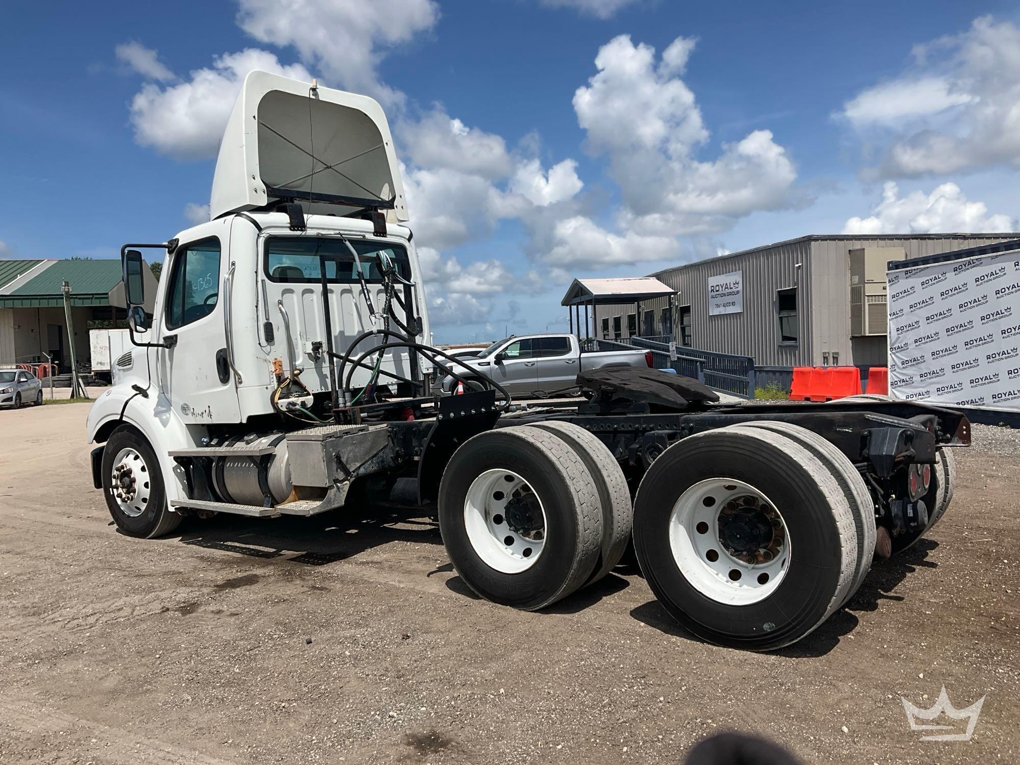 2013 Freightliner M2112