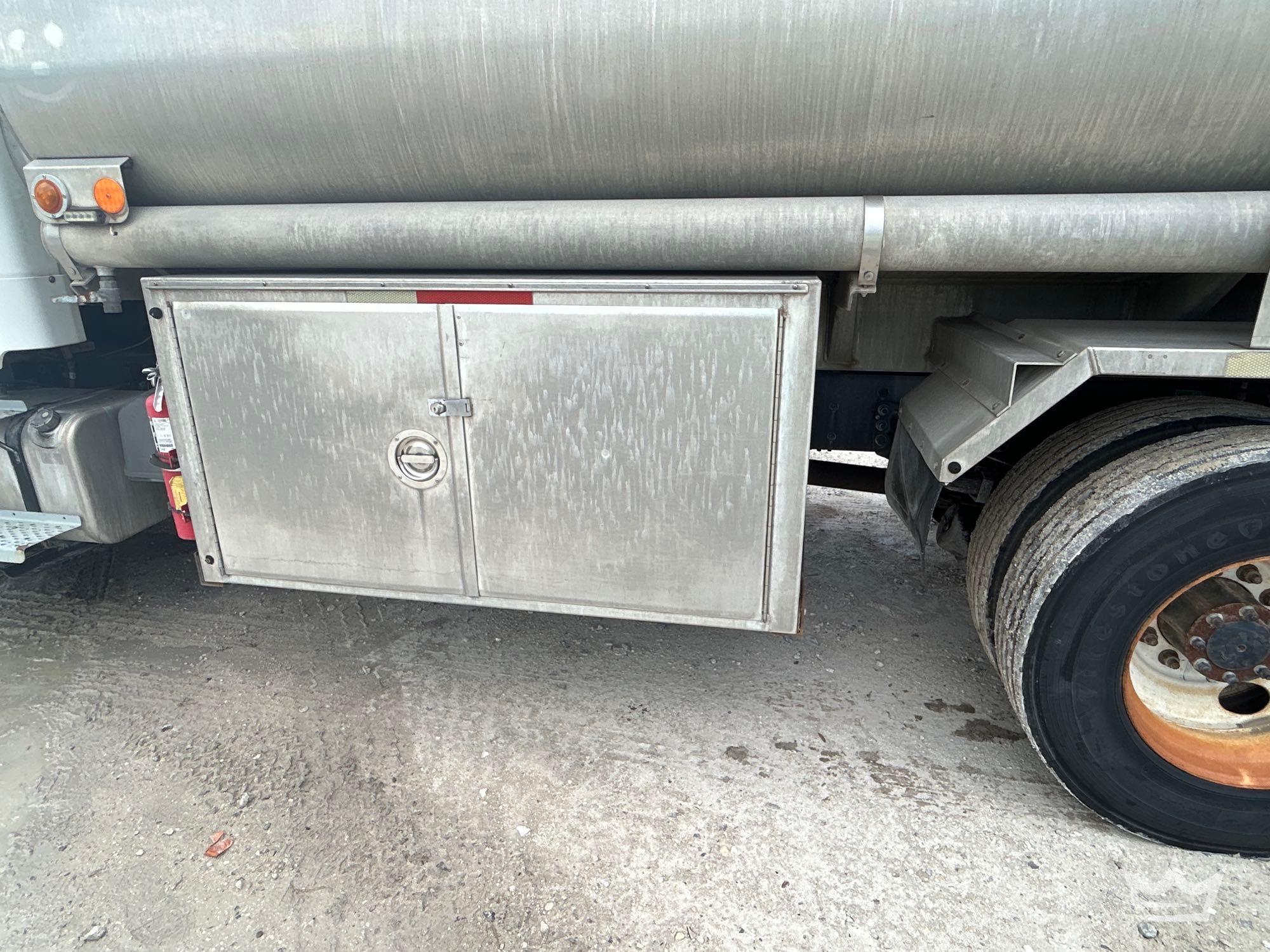 2009 Freightliner M2 106