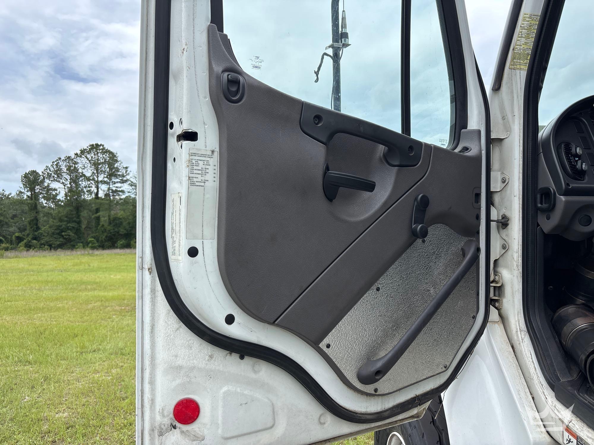 2019 Freightliner M2 106