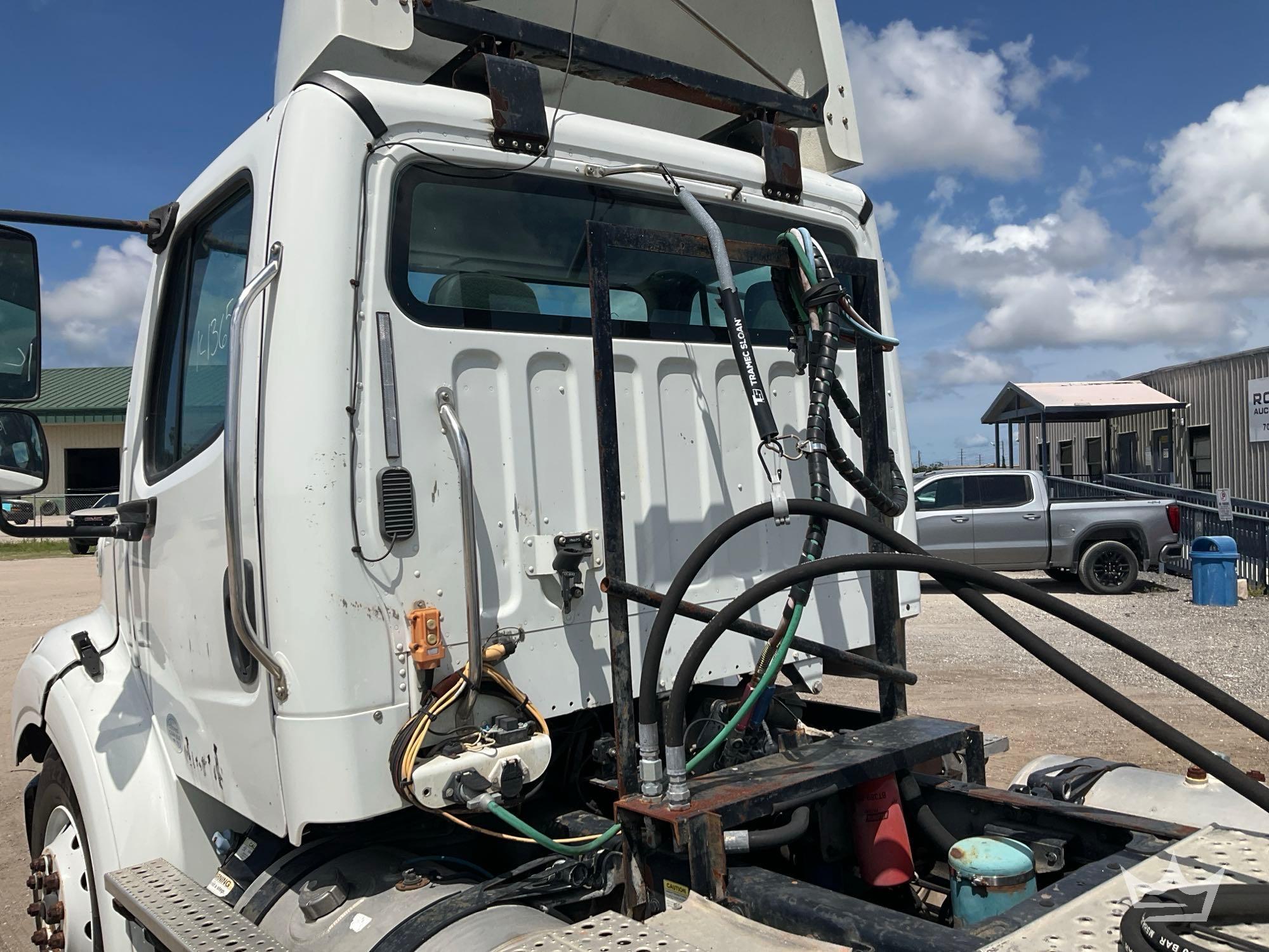 2013 Freightliner M2112