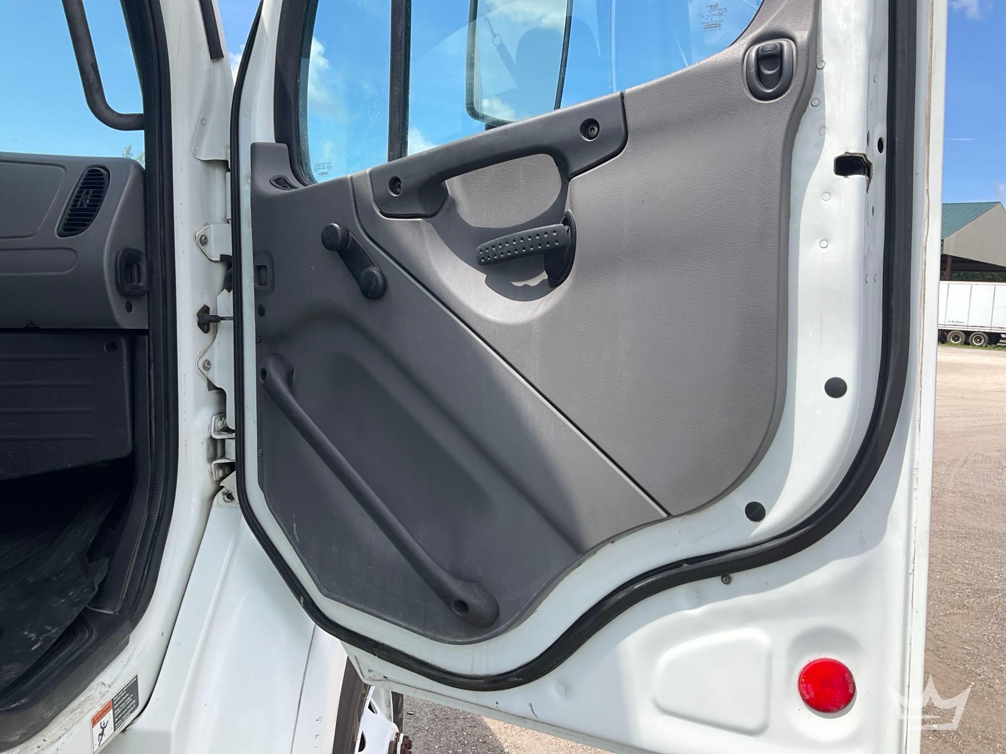 2013 Freightliner M2112