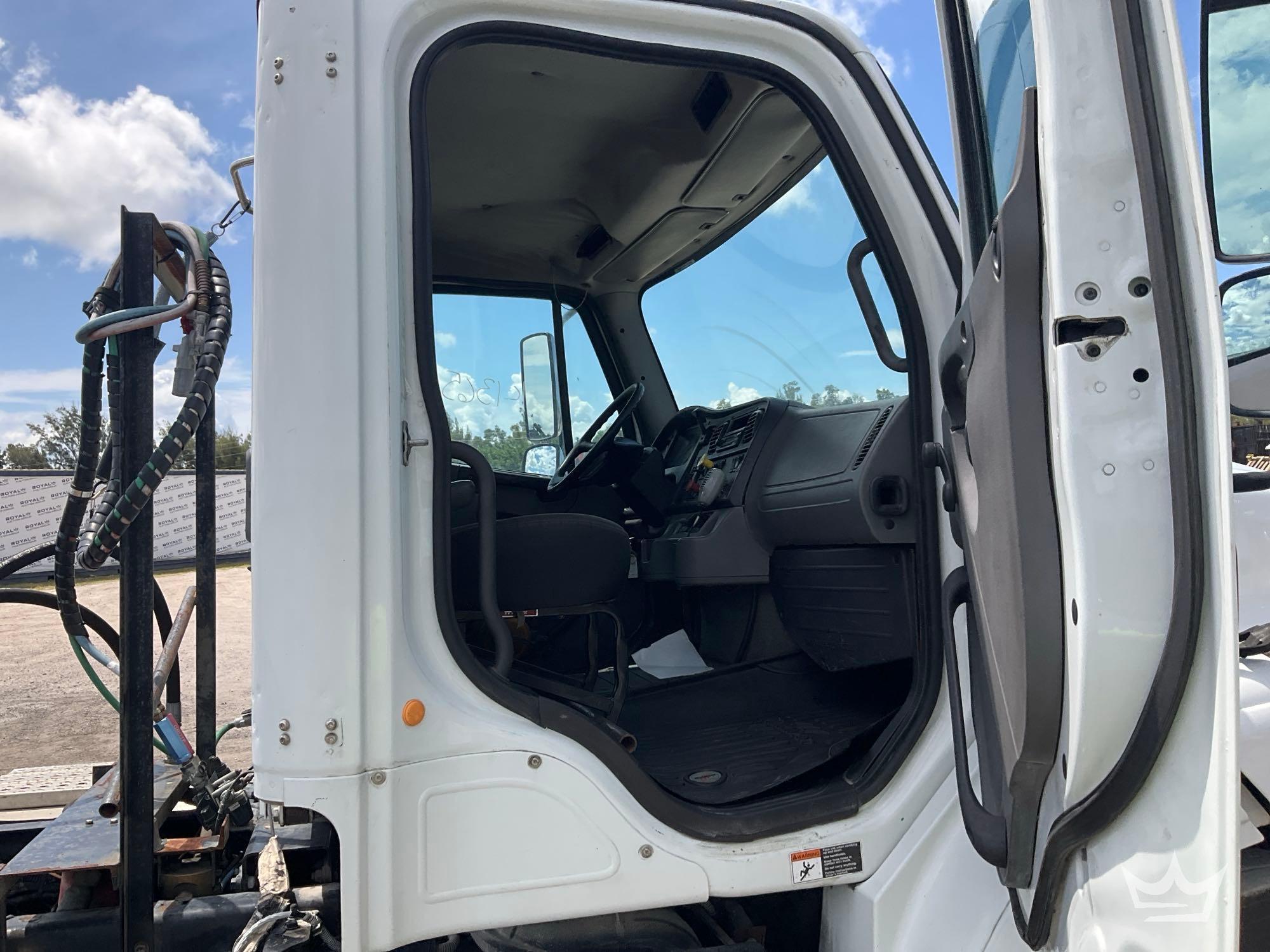 2013 Freightliner M2112