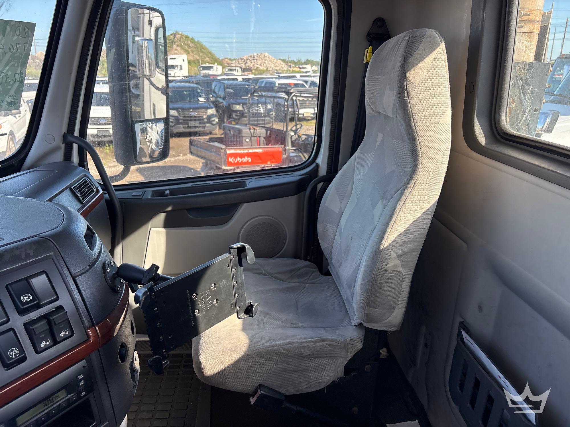 2011 Volvo VNL