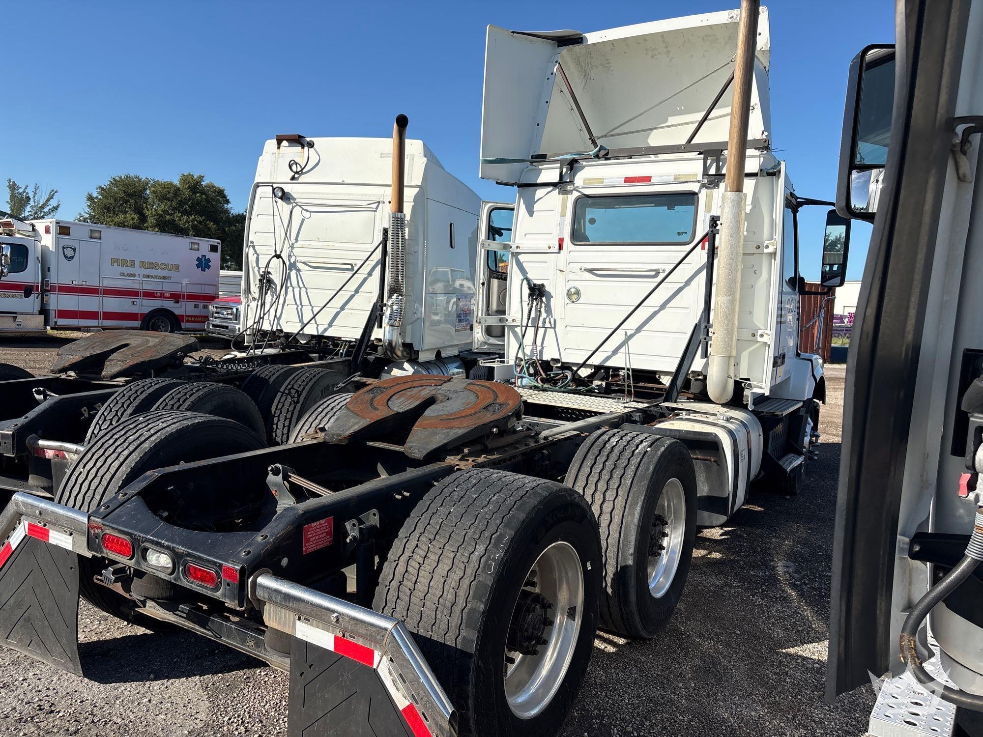 2011 Volvo VNL
