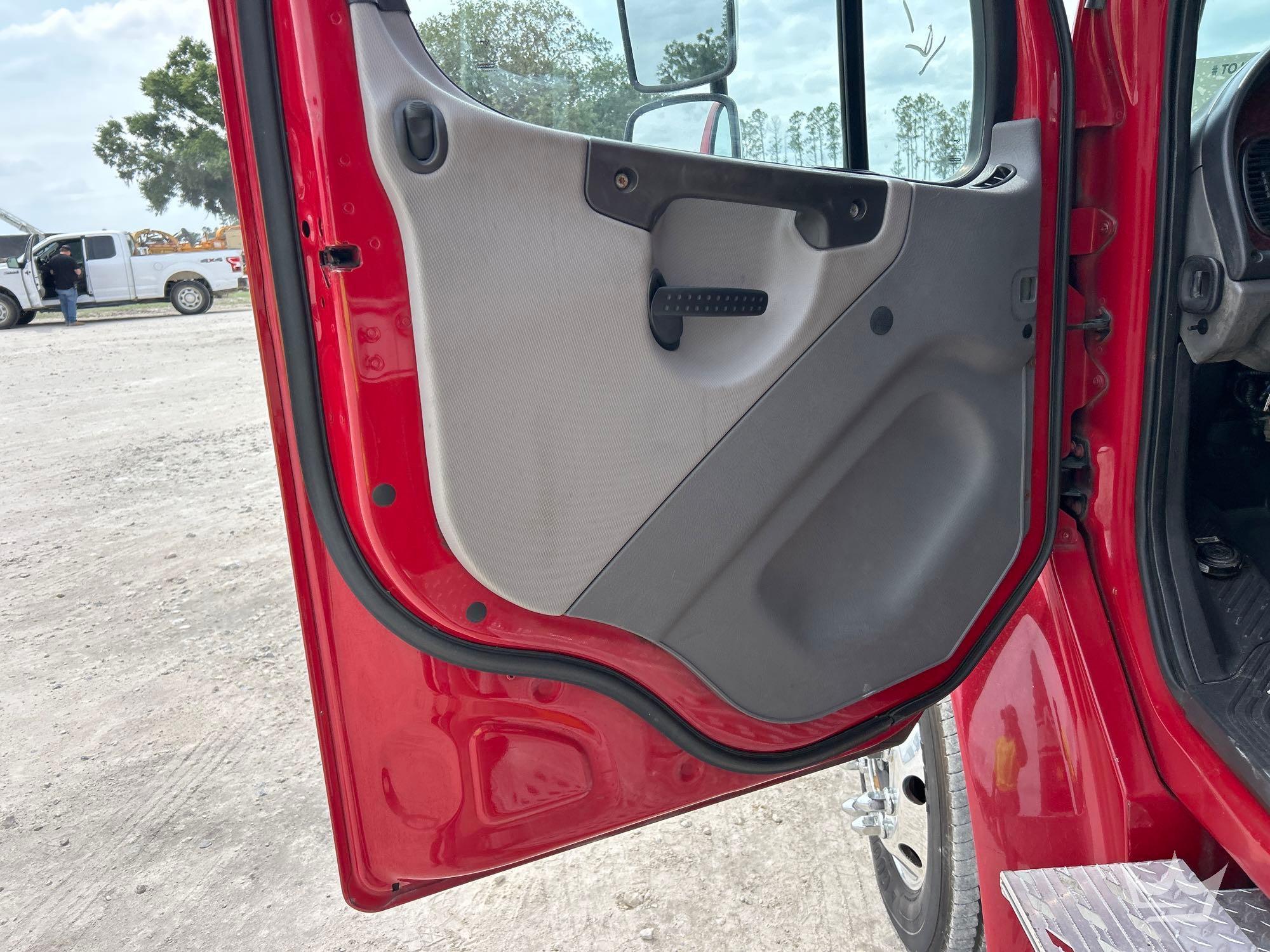 2005 Freightliner M2 106