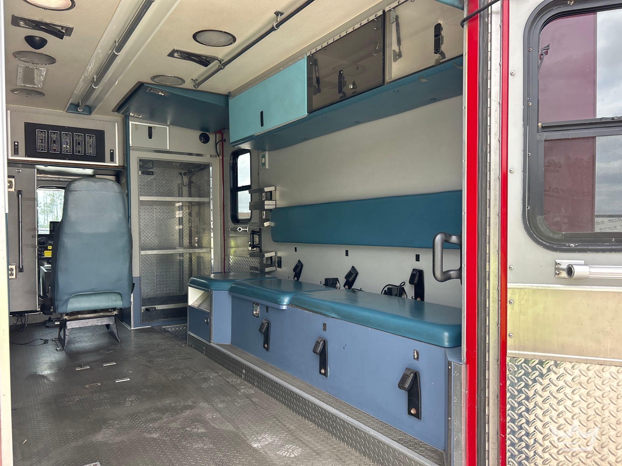 2005 Freightliner M2 106