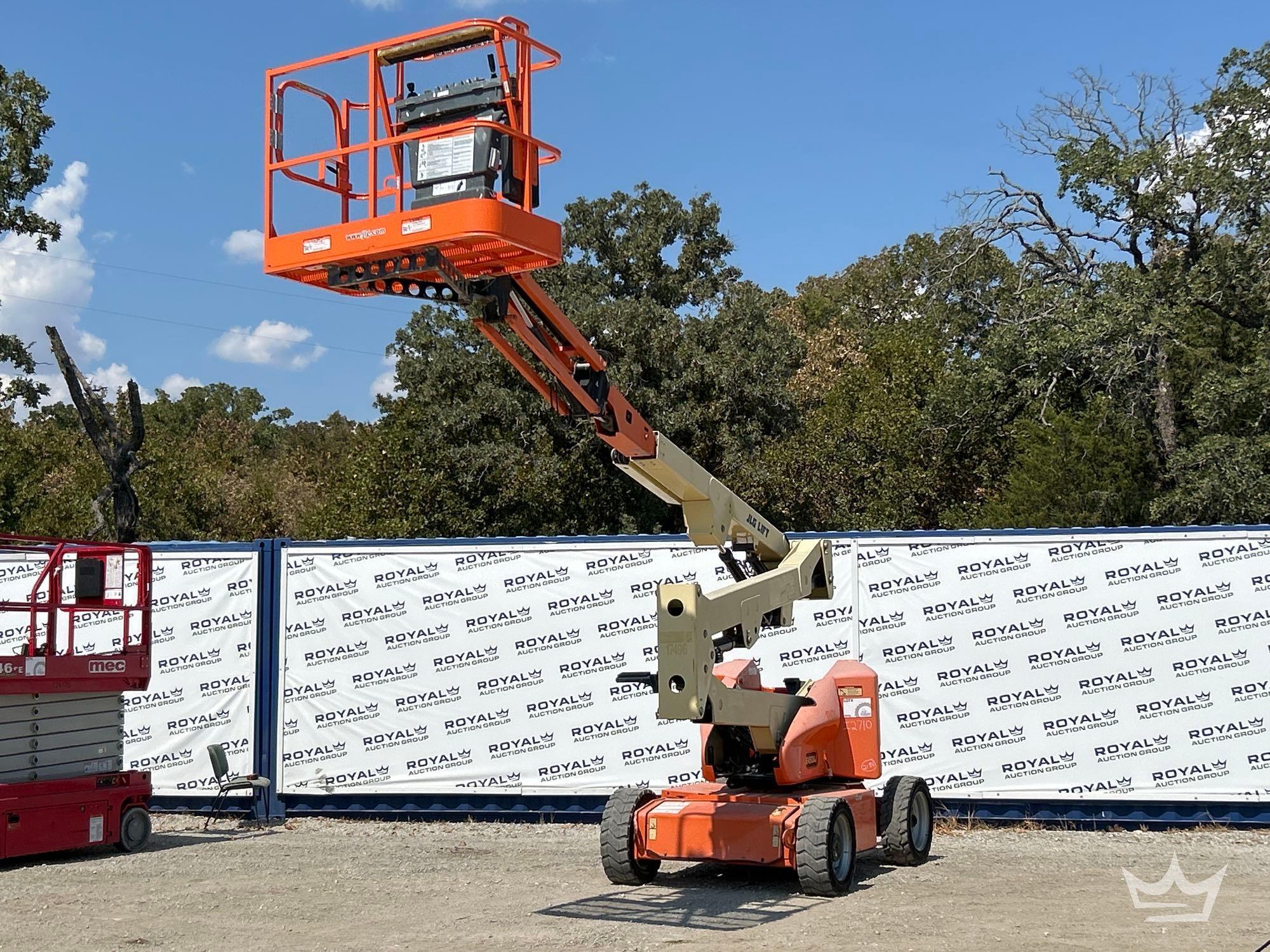 2016 JLG E450AJ