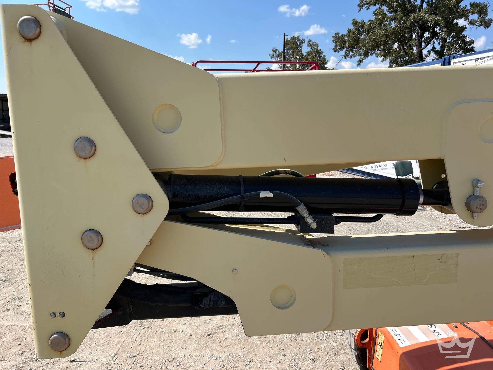 2016 JLG E450AJ
