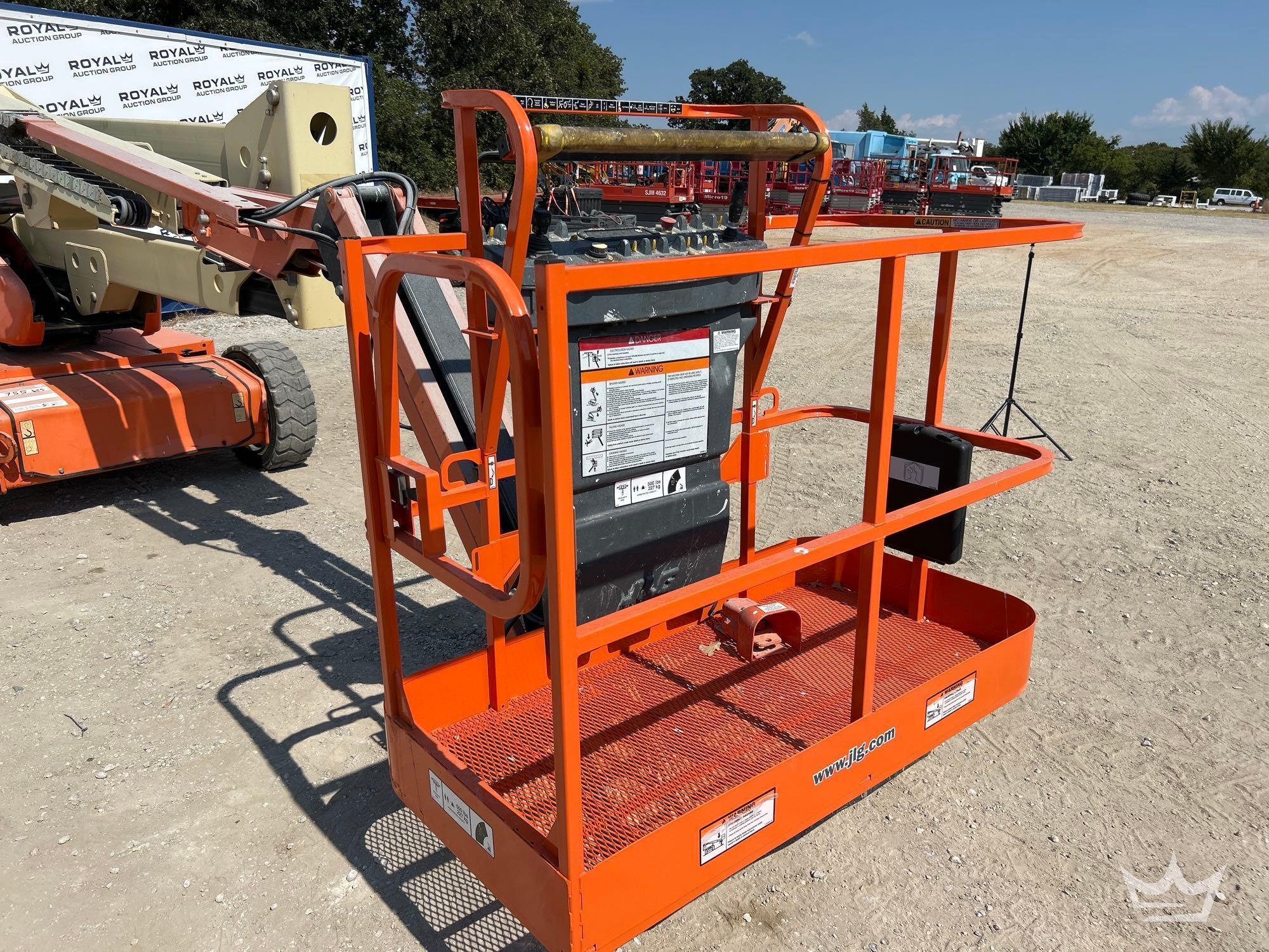 2016 JLG E450AJ