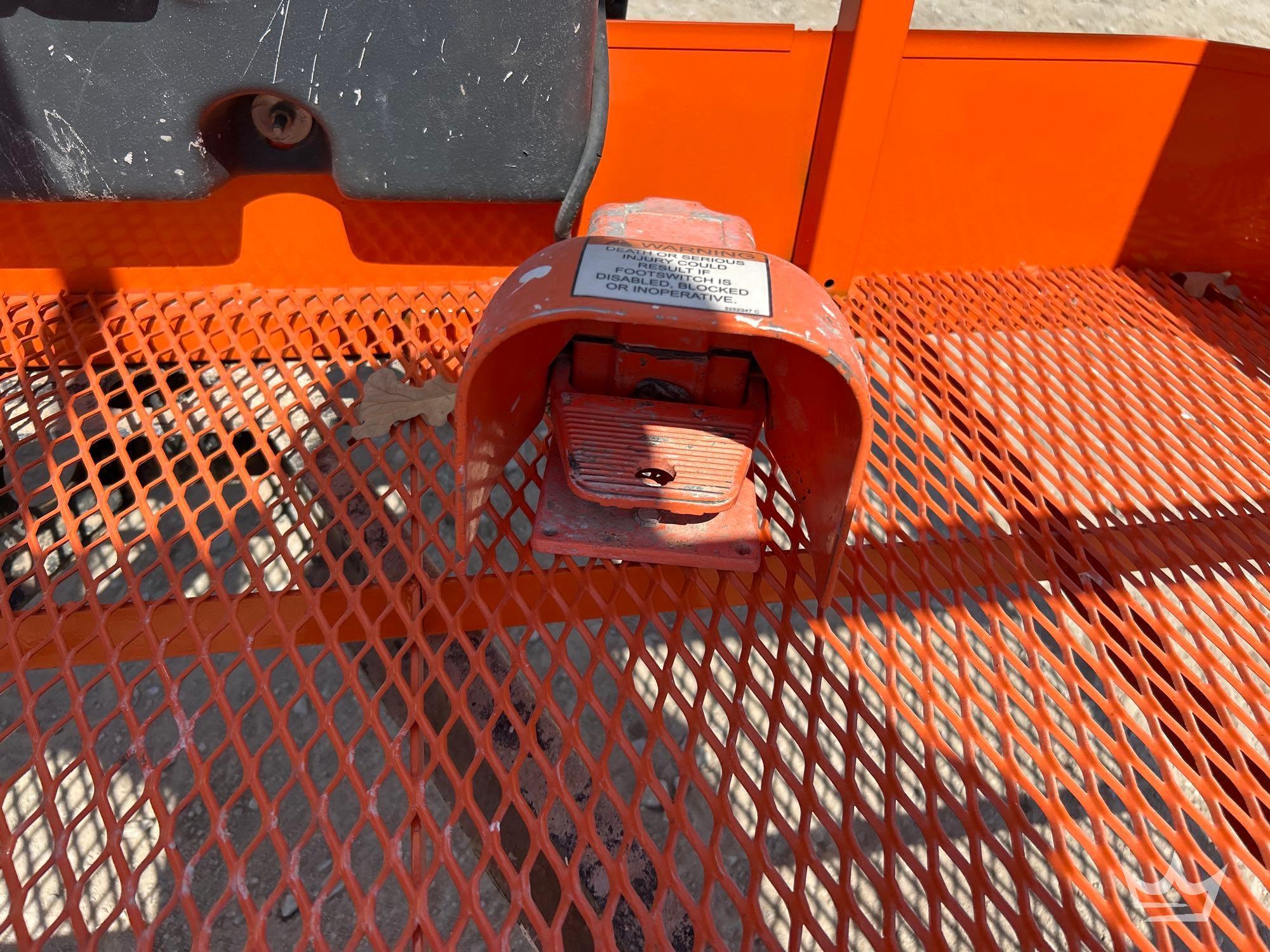 2016 JLG E450AJ