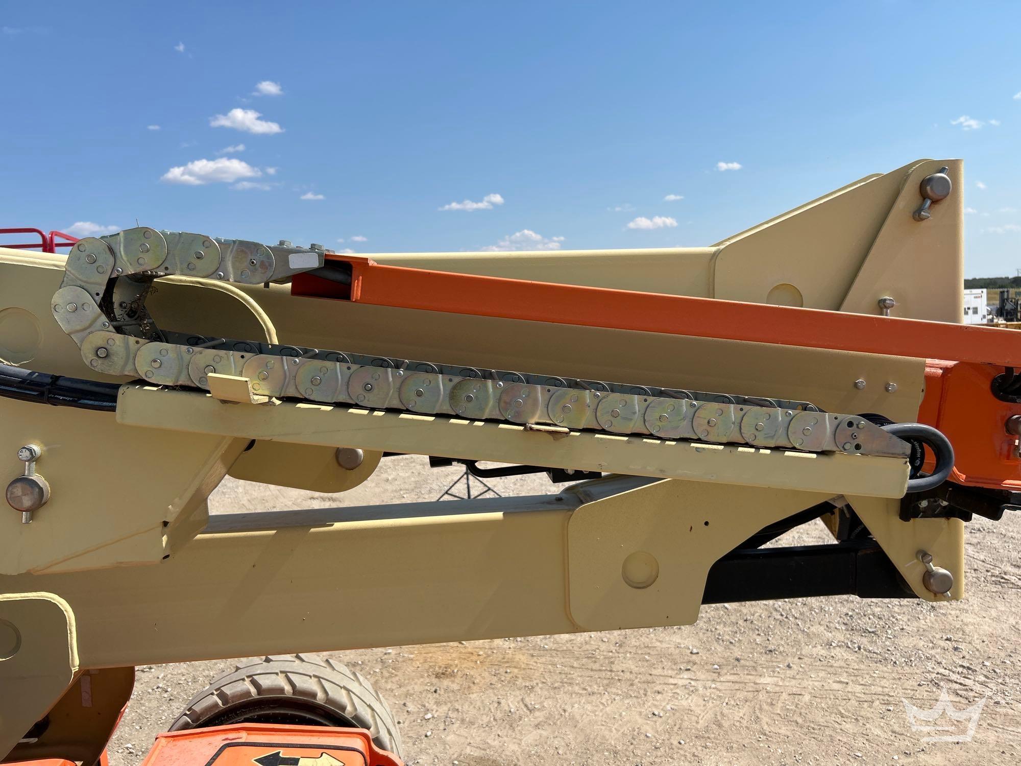 2016 JLG E450AJ