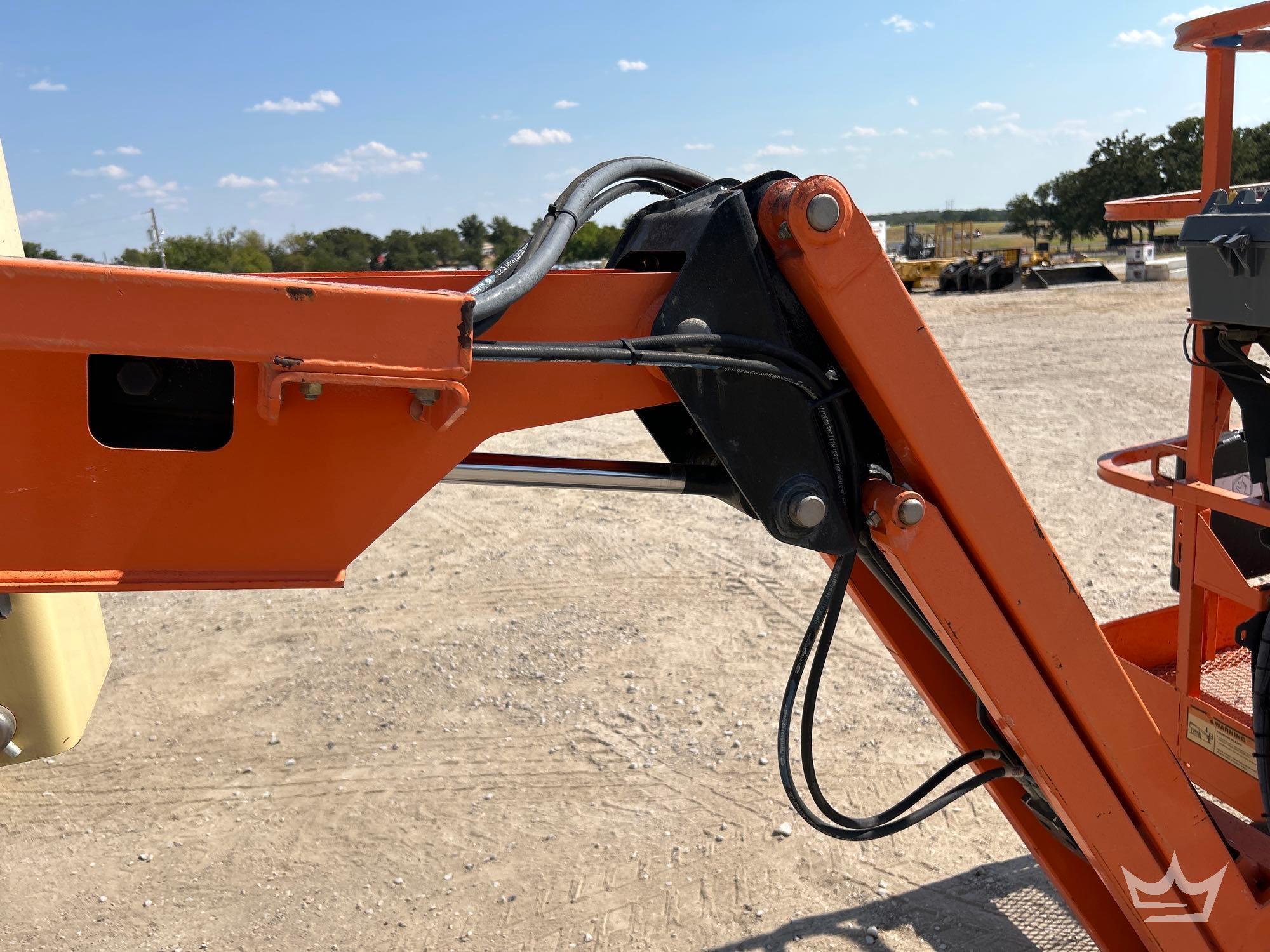 2016 JLG E450AJ