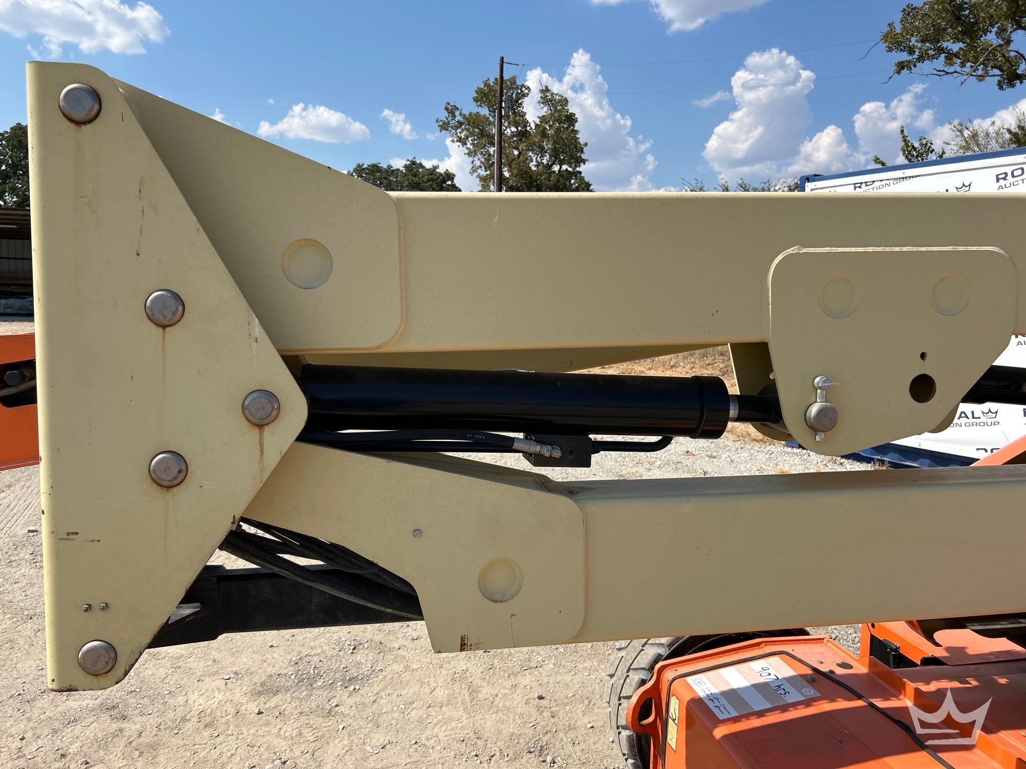 2016 JLG E450AJ