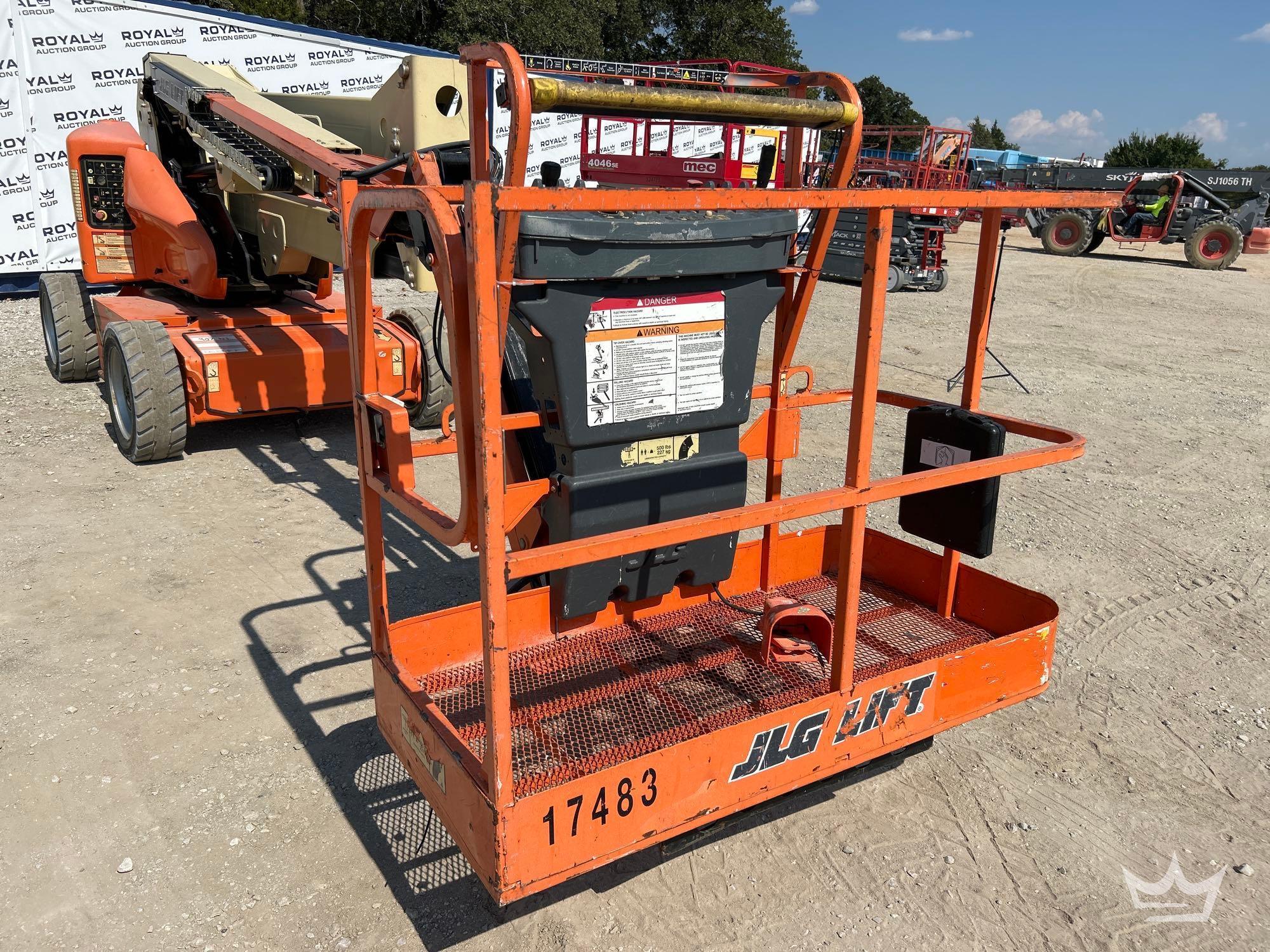 2016 JLG E450AJ