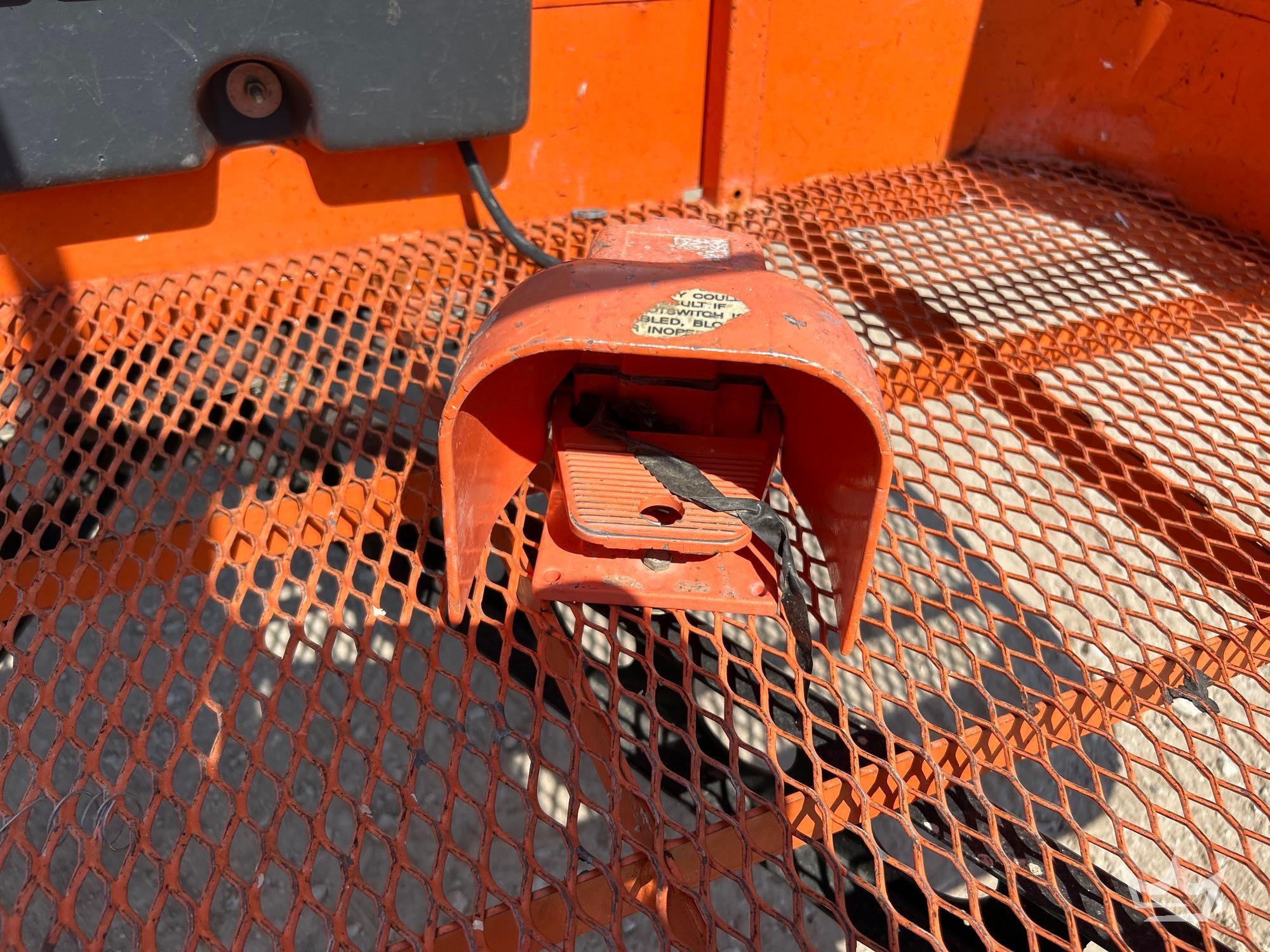 2016 JLG E450AJ