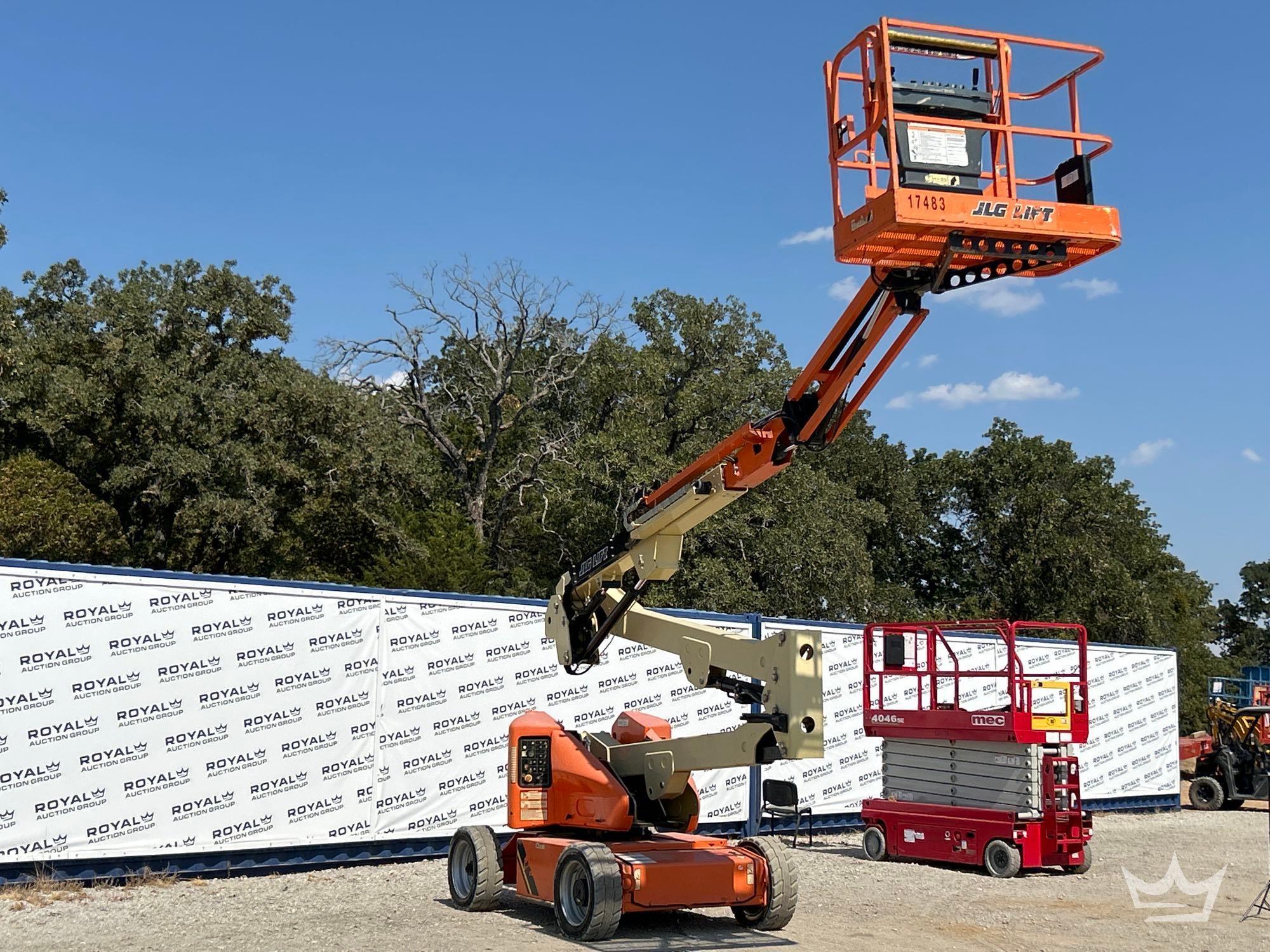2016 JLG E450AJ