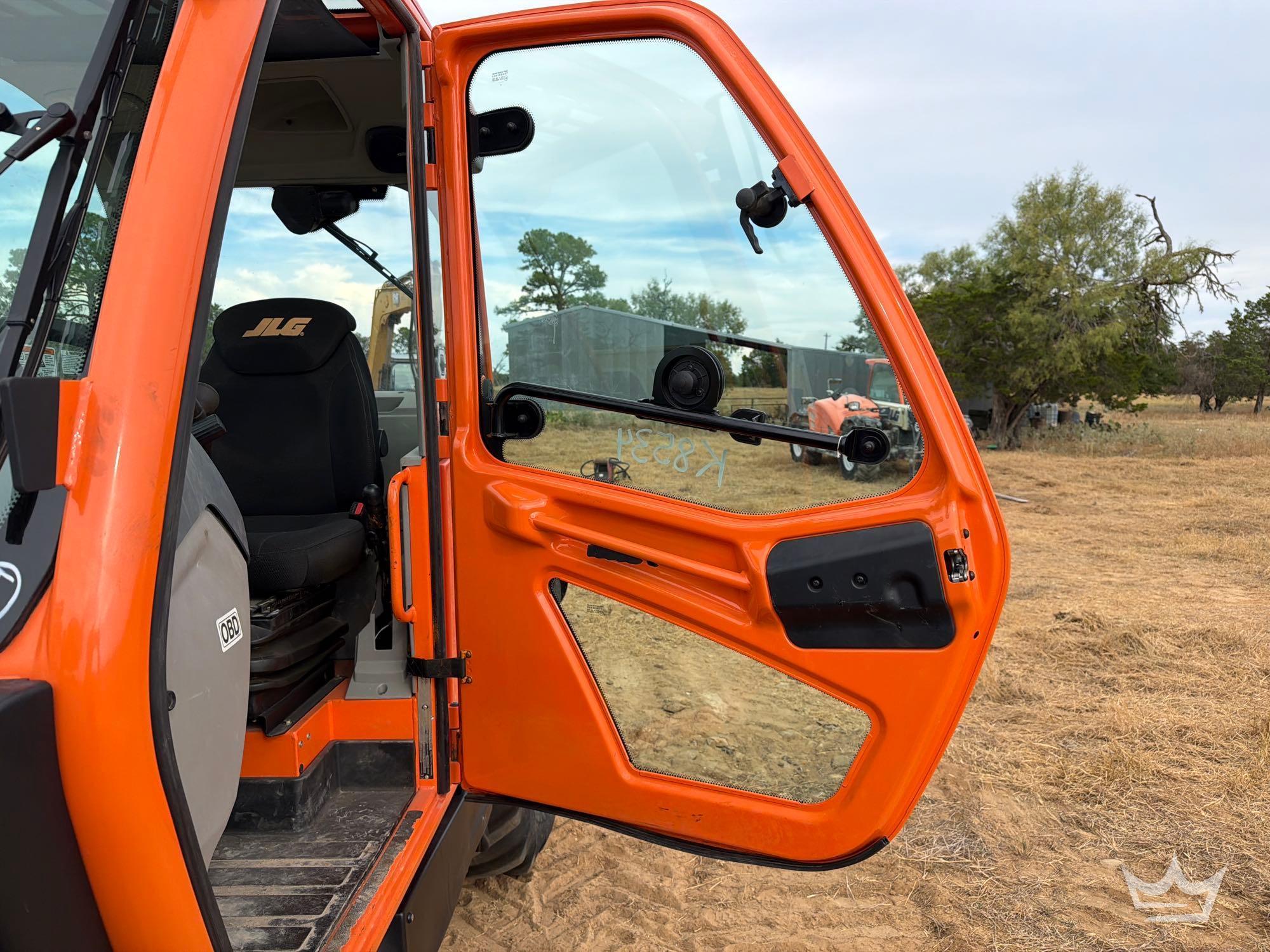 2023 JLG 925