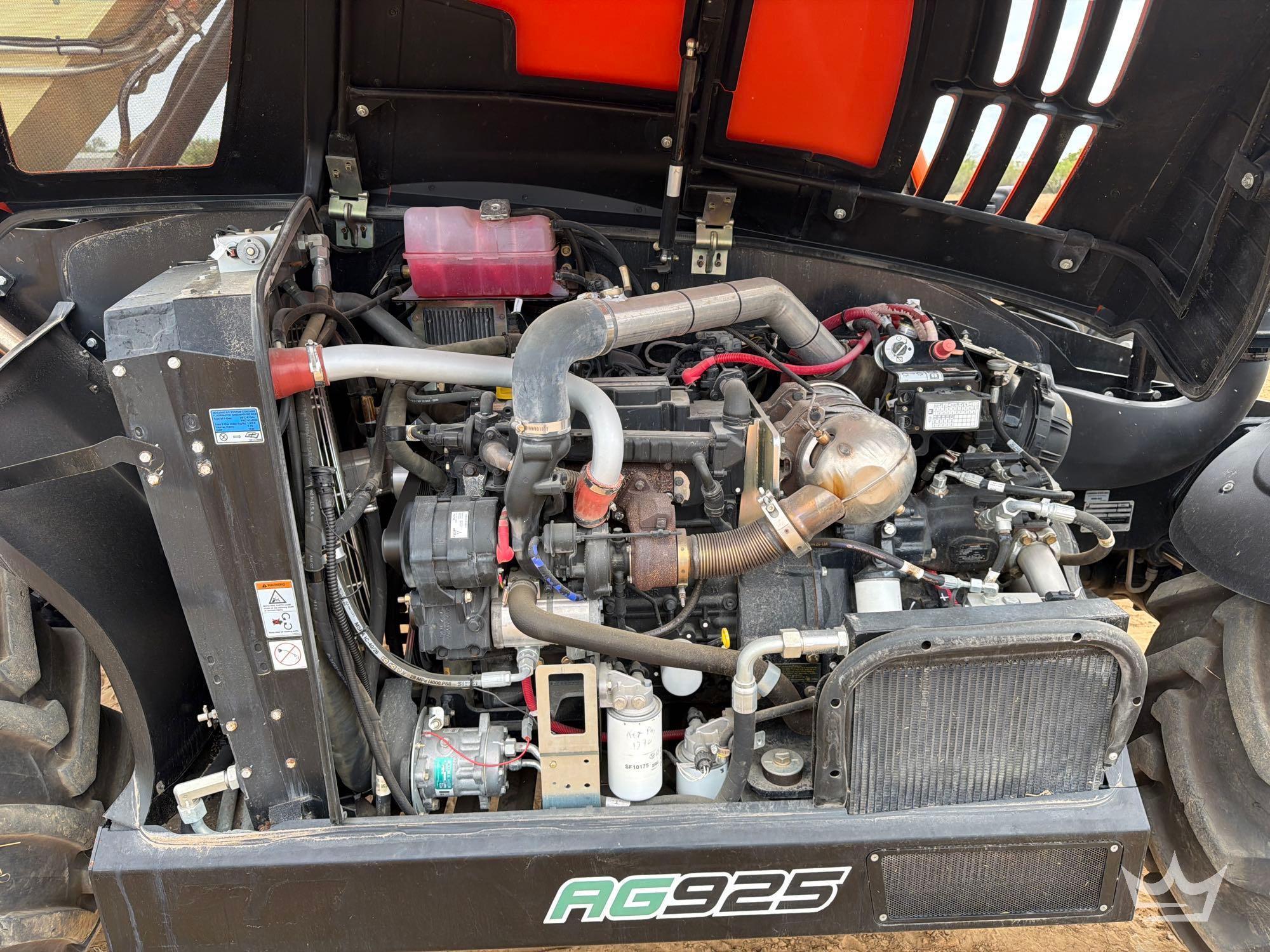 2023 JLG 925